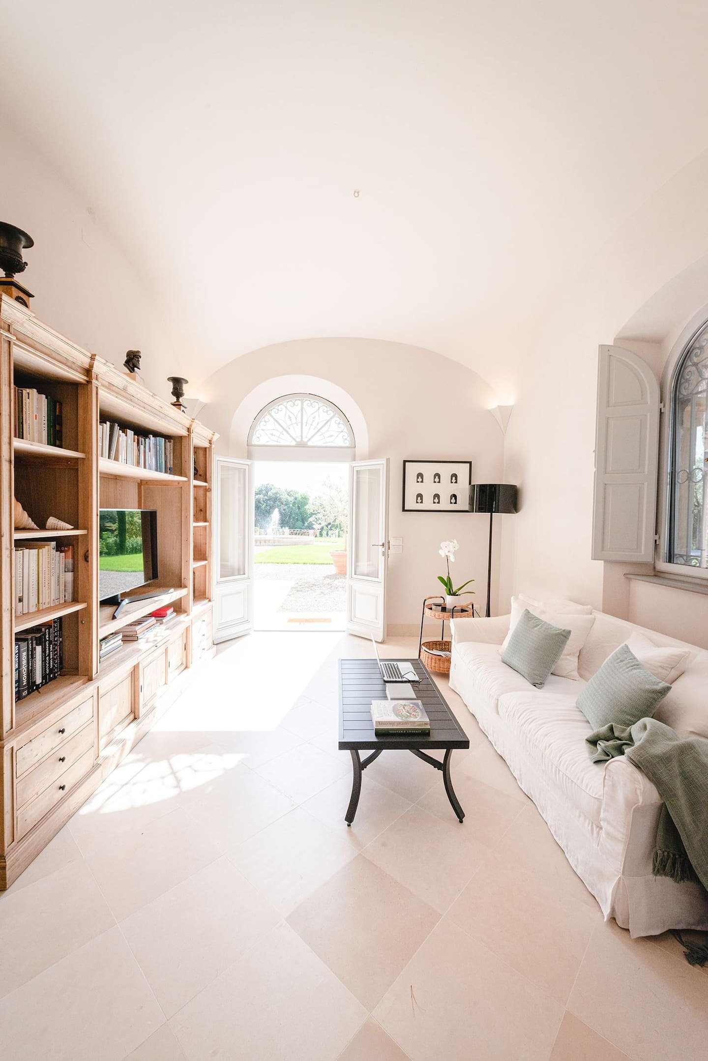 Manor-Umbria-sofa-private-villa-rent.jpeg