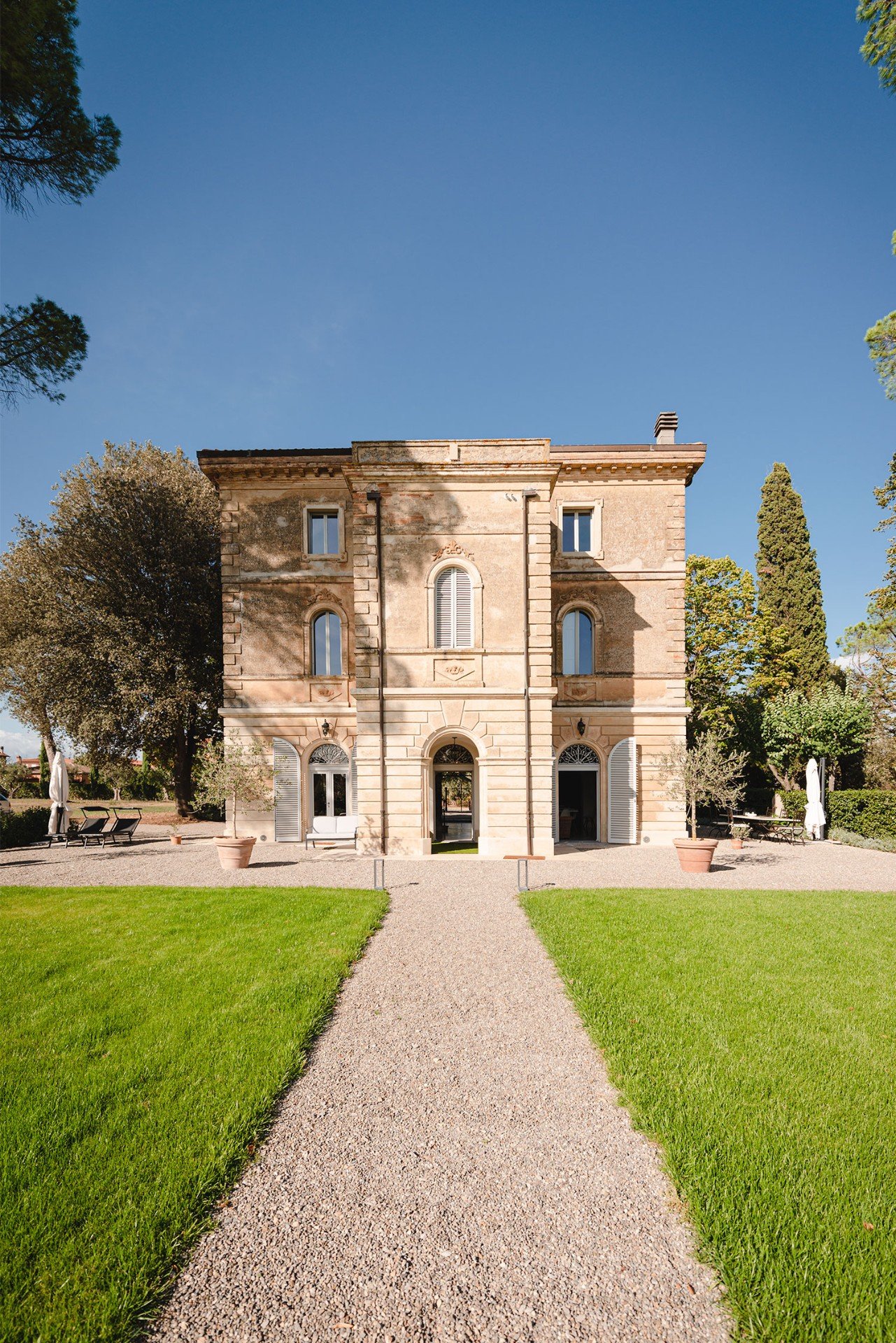 Manor-Umbria-entrance-private-villa-rent.jpeg