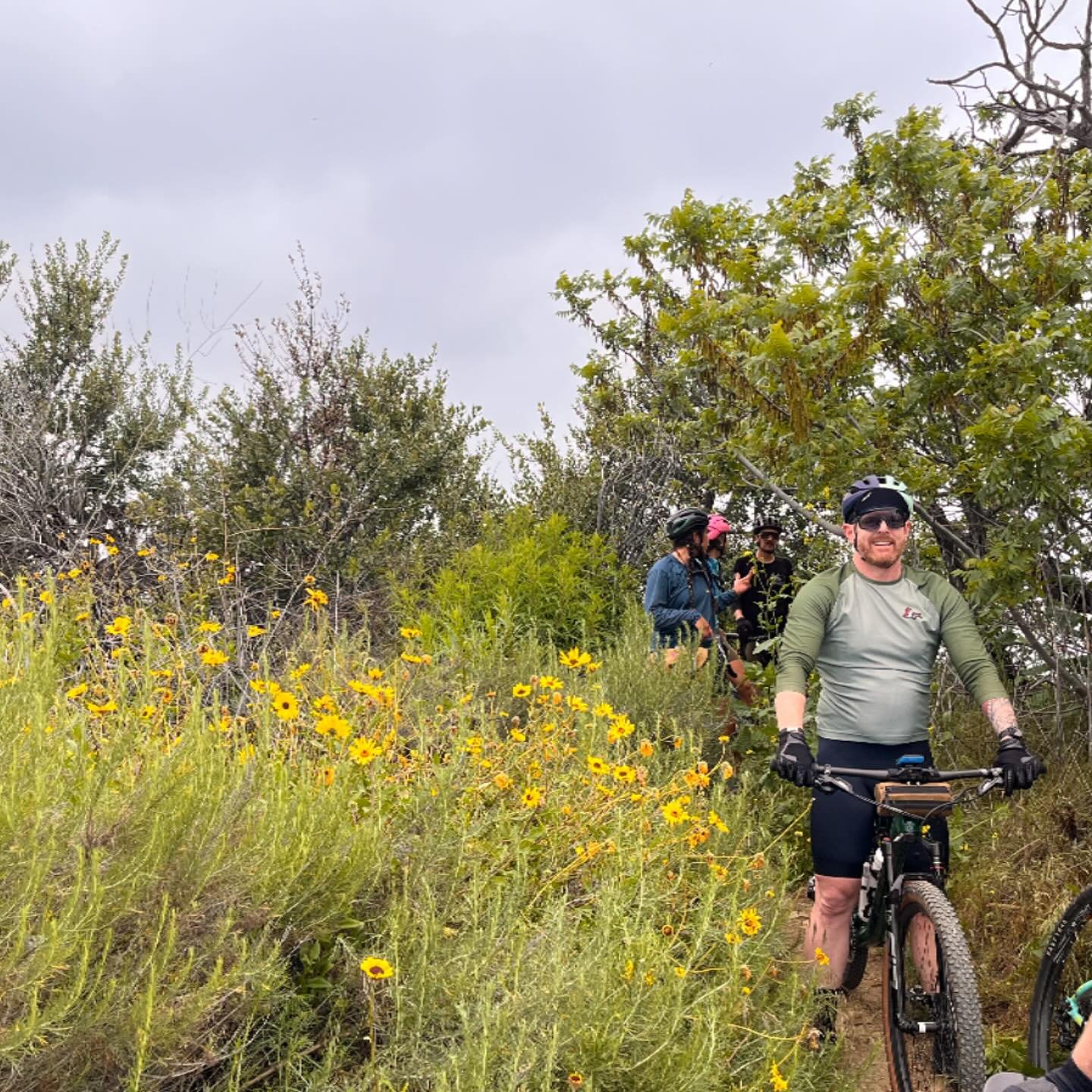 Shop ride Super late  oops ,  bring a dirty bike and let&rsquo;s go play. Shop ride tomorrow!

It&rsquo;s @seanrgoodwin birthday ride so bring a club and wish him well .  Let&rsquo;s ride some dirt to the Hollywood sign

📍Cafecita in Burbank 
☕8 AM 