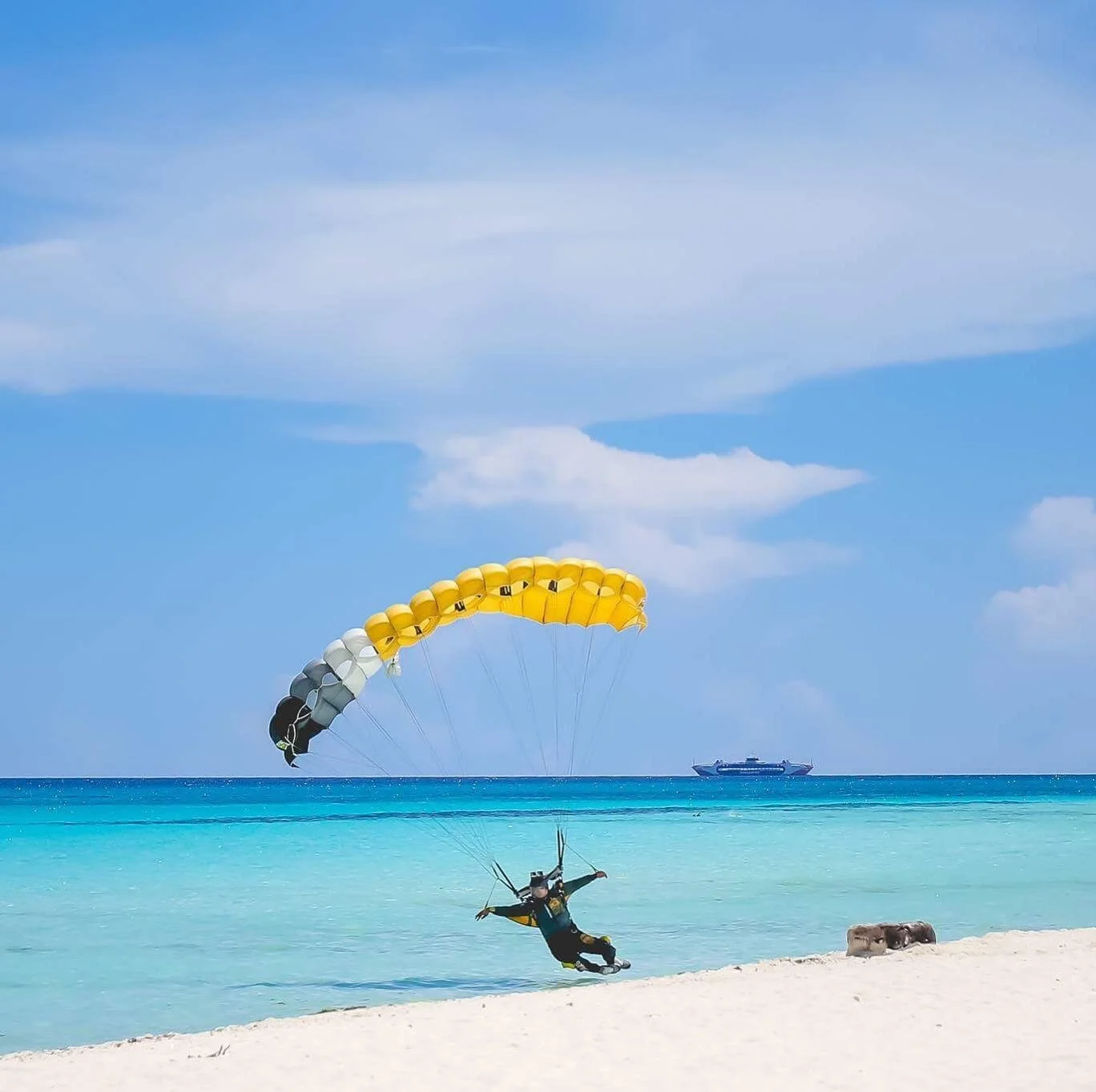 One of the best locations in the world to experience skydiving. Truly magical place from all angles. Happy Sunday you beautiful people 🤍💥