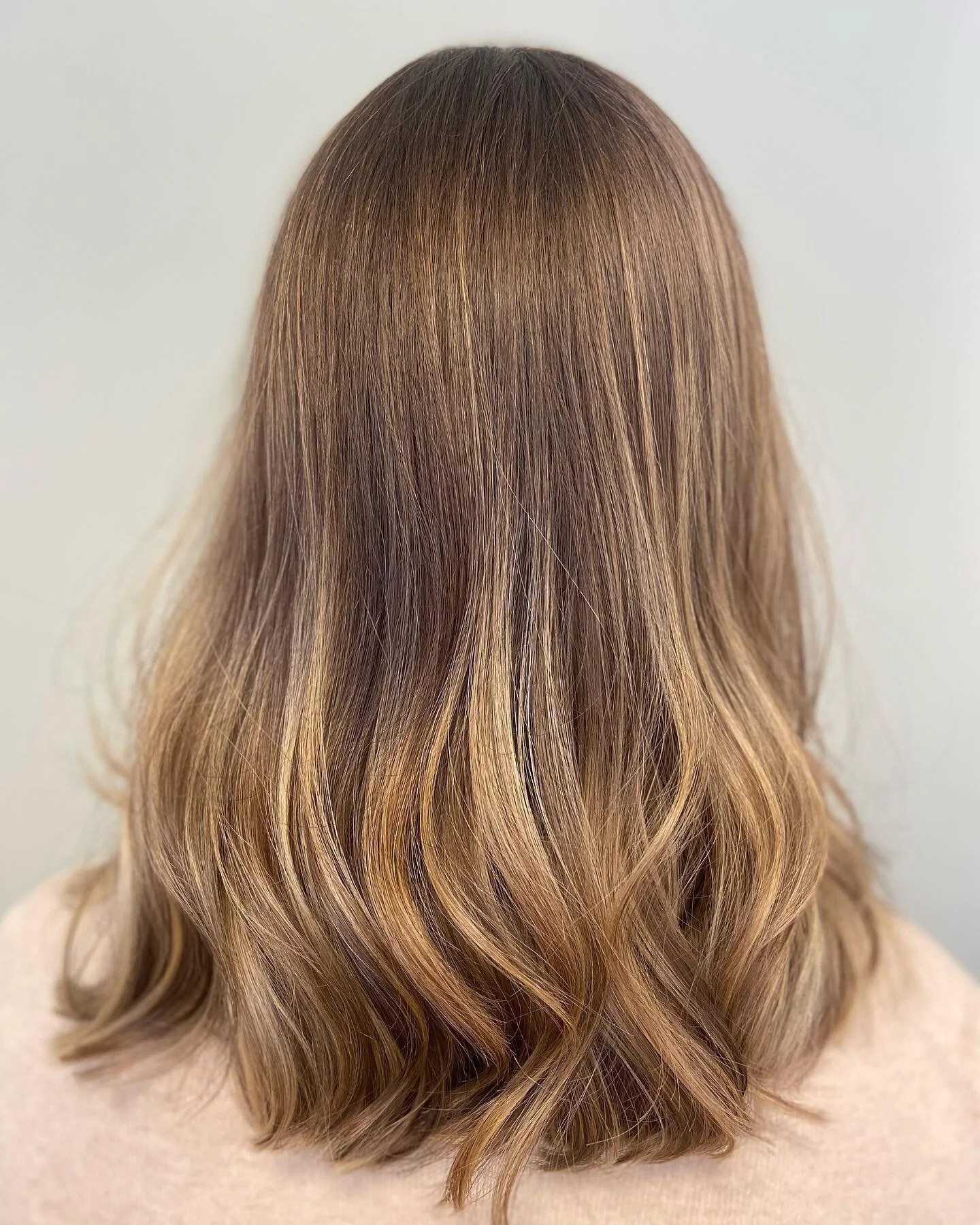 Love this 🥰 Underh&aring;llsfri balayage och klippning av @frisoremma