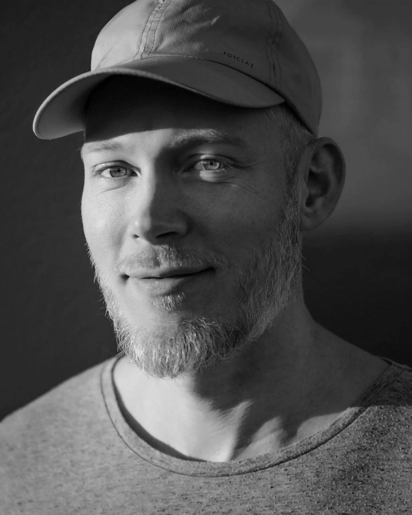 Peppen &auml;r total &ouml;ver att Christian b&ouml;rjar hos oss i september! 🤩 Kolla in videon s&aring; f&ouml;rst&aring;r ni vilken stj&auml;rna han &auml;r! 
Christian &auml;r skolad i kreativ anda och pr&auml;glad av kvalitetsmedvetna kunder och