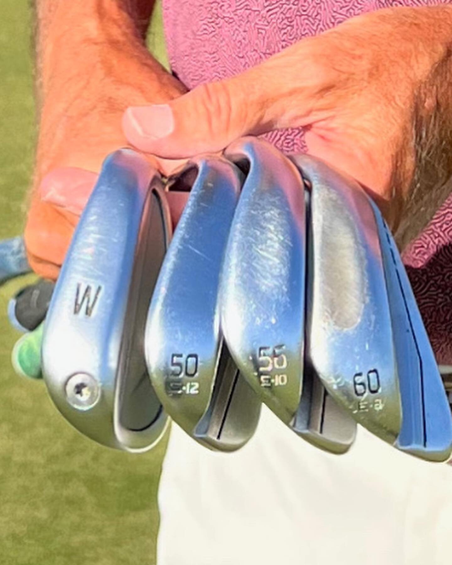 What&rsquo;s in my @pingtour bag right now when it comes to wedges? 
E Grind Glide 4 60 degree is at 58 degrees loft, 61.8 degree lie angle 

E Grind Glide 4 56 degree is at 53 degrees loft, 62 degree lie angle 

S Grind Glide 4 50 degree is at 49 de
