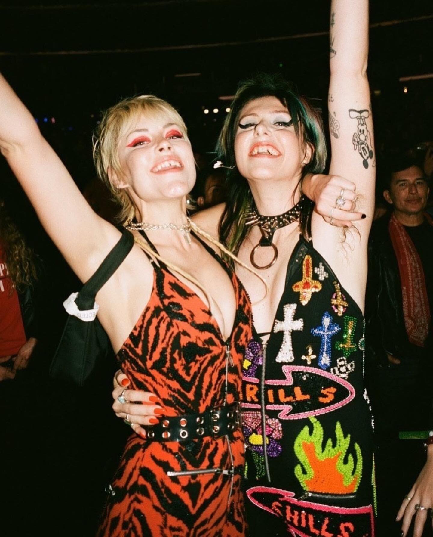 👯&zwj;♀️ WE LOVE MATCHING DU FRIENDS 👯&zwj;♀️ @therealashsmith wears the Kill City jumpsuit 💜 @alienzarereal wears Thrills n Chills 🫧🦋🫧