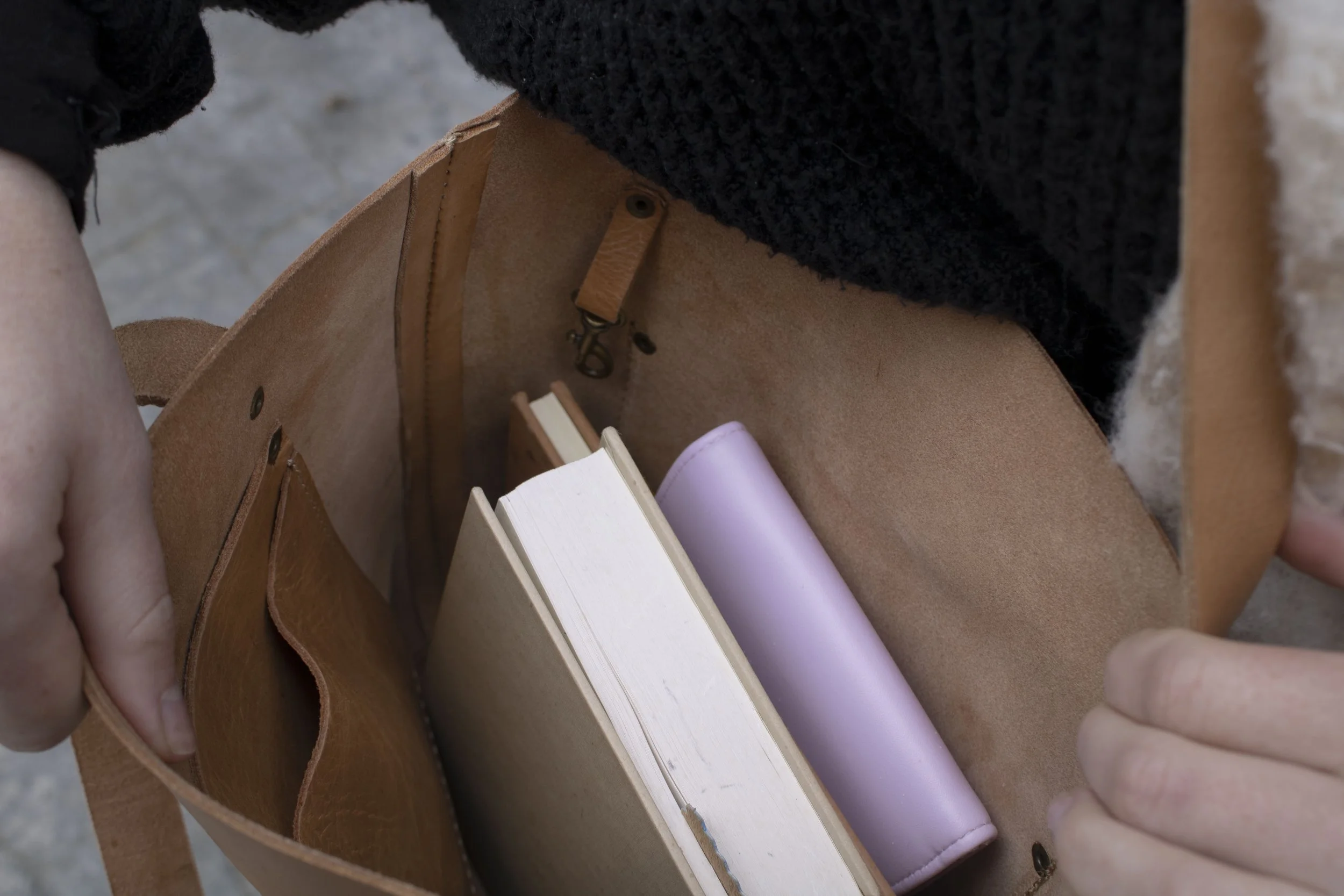 Moroccan.Leather.HAndmade.Purse.Light. Model.Inside.JPG