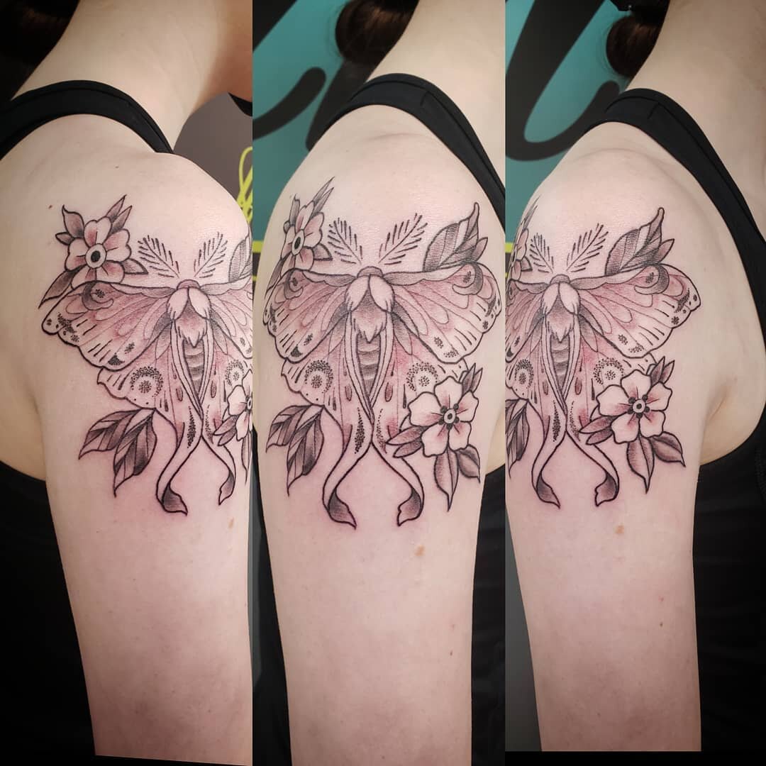 New luna moth for @sav.lloyd . Thanks again!
#tattoo #tattoos #traditionaltattoo #blacktattoo #blackandgreytattoo #colortattoo #customtattoo #boldtattoo #tattooart #tattooartist #tattoodesign #tattooflash #cooltattoos #tattooinsta #tattoopics #neotra