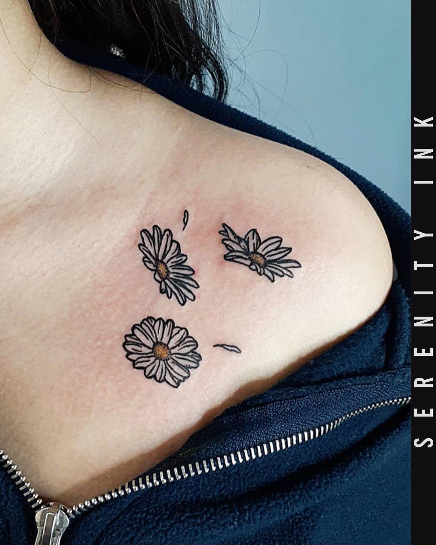 𝟭𝟬/𝗠𝗔𝗥/𝟮𝟬𝟮𝟭
&bull;
Artist: @myashleyb04
&bull;
#daisies #flowers #design #idea #tattooidea #tattoolife #tattoodaily #tatuajesmujeres #tattoedgirls #inkedgirls #ink #tattoos_of_instagram #serenityink #tattoosofinstagram #tattoos #simpletattoo
