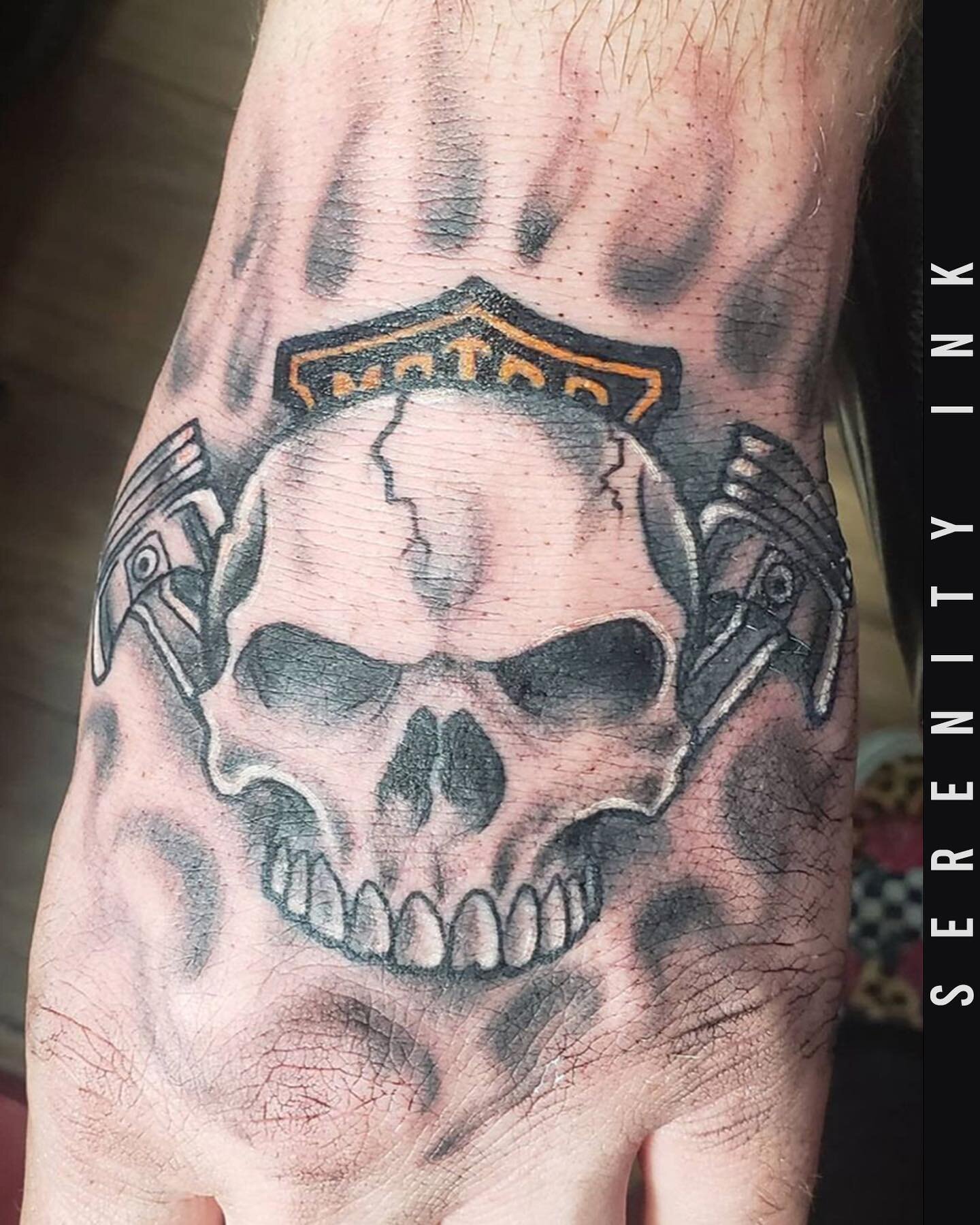 𝗛𝗮𝗿𝗹𝗲𝘆 𝗗𝗮𝘃𝗶𝗱𝘀𝗼𝗻
&bull;
Artist: @josef.grimm.tattoos
&bull;
#tattoo #tattoos #americantattoo #harleydavidson #mke #mketattoo #skull #skulltattoo #biker #bikertattoo #harley #dynamicink #solidink #serenityink