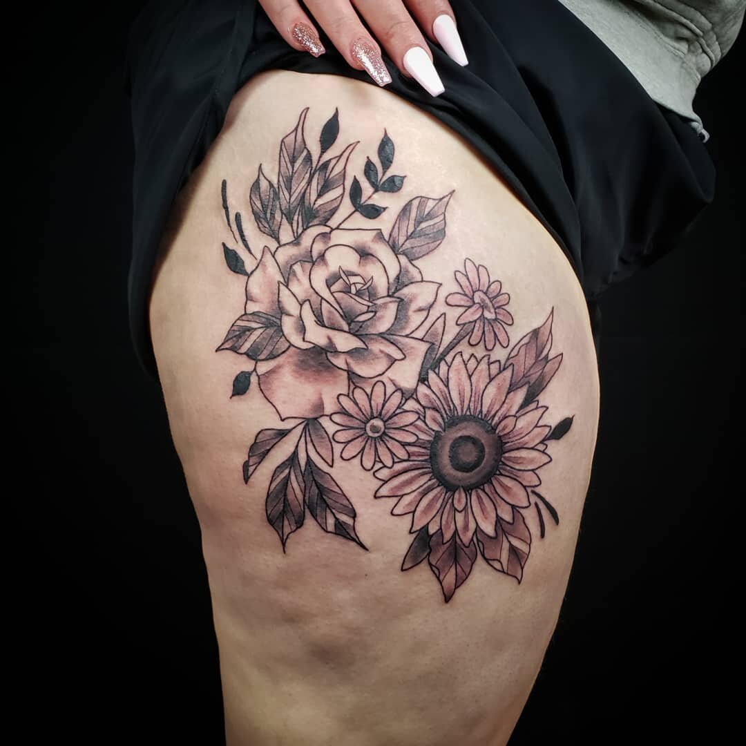 Thank you @suzy.dj.13 for sitting tough and getting the whole tattoo done in one sesh. 💪
#tattoo #tattoos #traditionaltattoo #blacktattoo #blackandgreytattoo #colortattoo #customtattoo #boldtattoo #tattooart #tattooartist #tattoodesign #tattooflash 