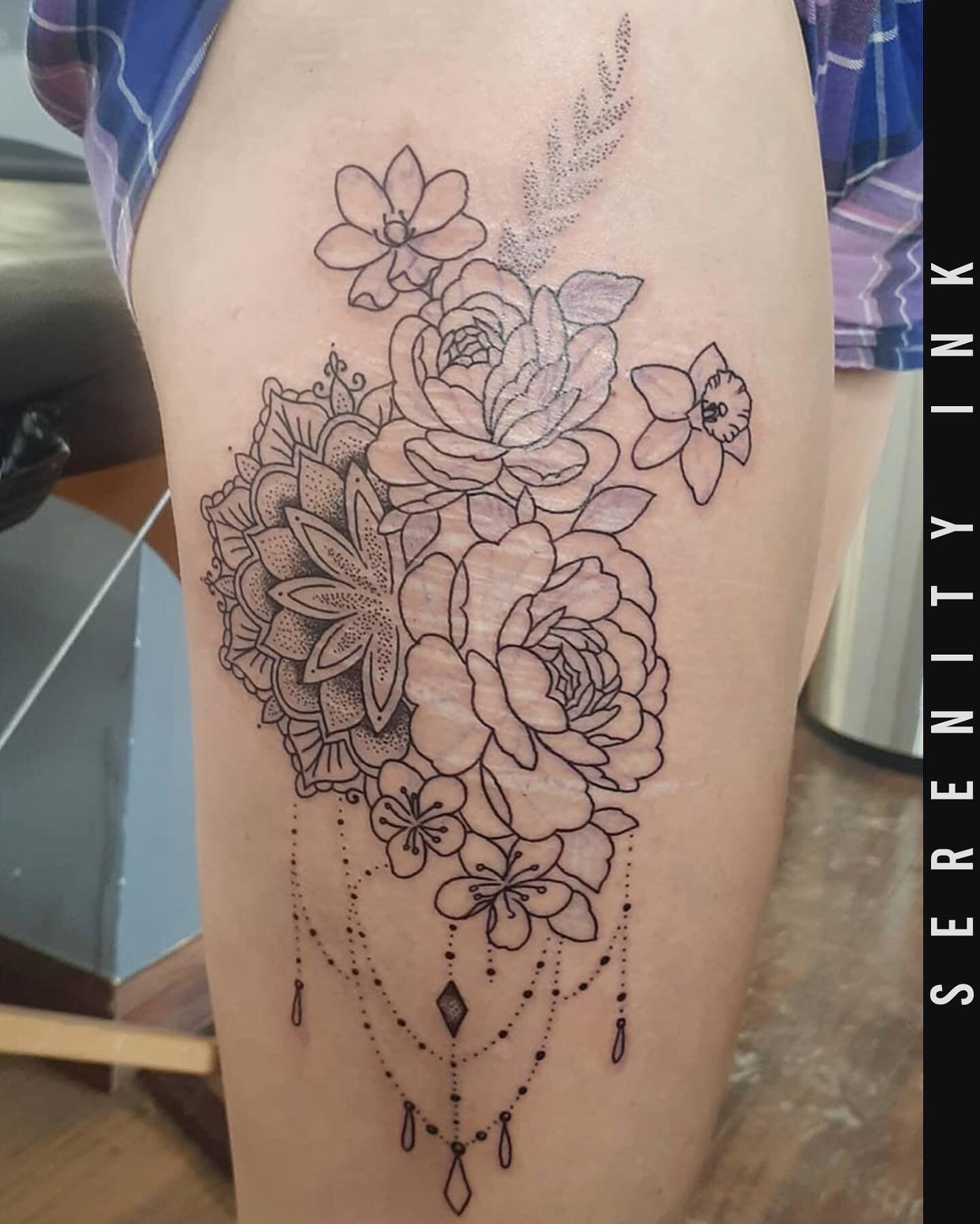 Thigh tattoo from our artist Myashley!
&bull;
Artist: @myashleyb04
&bull;
Shop: @serenity.ink.tattoos
&bull;
#thightattoo #mandala #flowers #idea #tattooidea #tattoolife #tattoodaily #tatuajesmujeres #tattoedgirls #inkedgirls #ink #tattoos_of_instagr