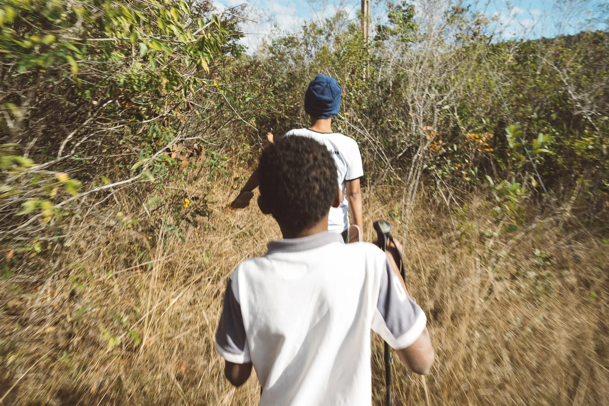 Poliana and Diego trekking in Quartel do Indaia, Serra do Espinhaço