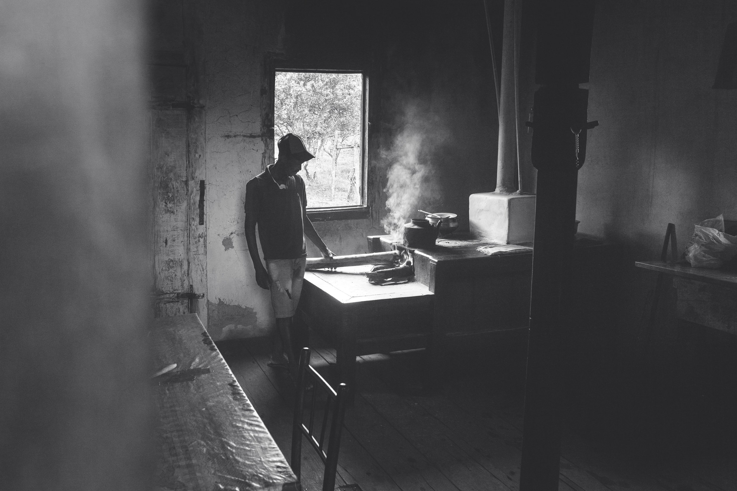 Valdir cooking on the fogão ao lenha at Fazenda Santa Cruz do Gavião, Serra do Espinhaço