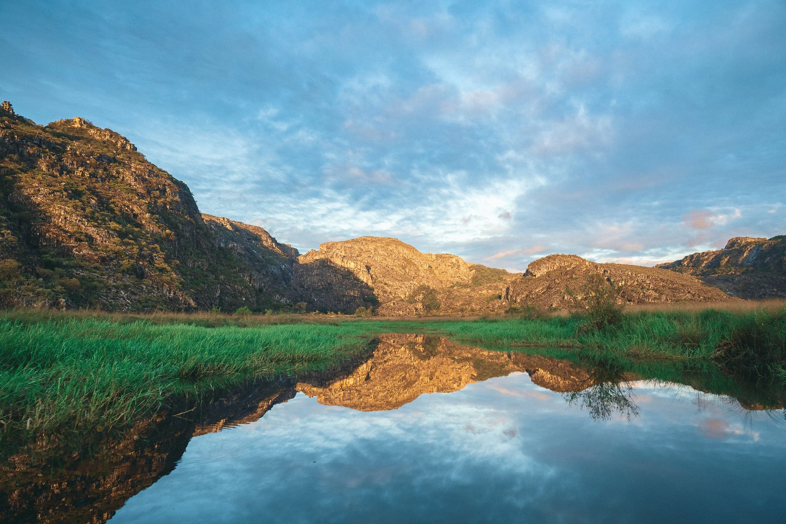 Vista da serra no entardecer no rio Inhacica Grande na Serra do Espinhaço