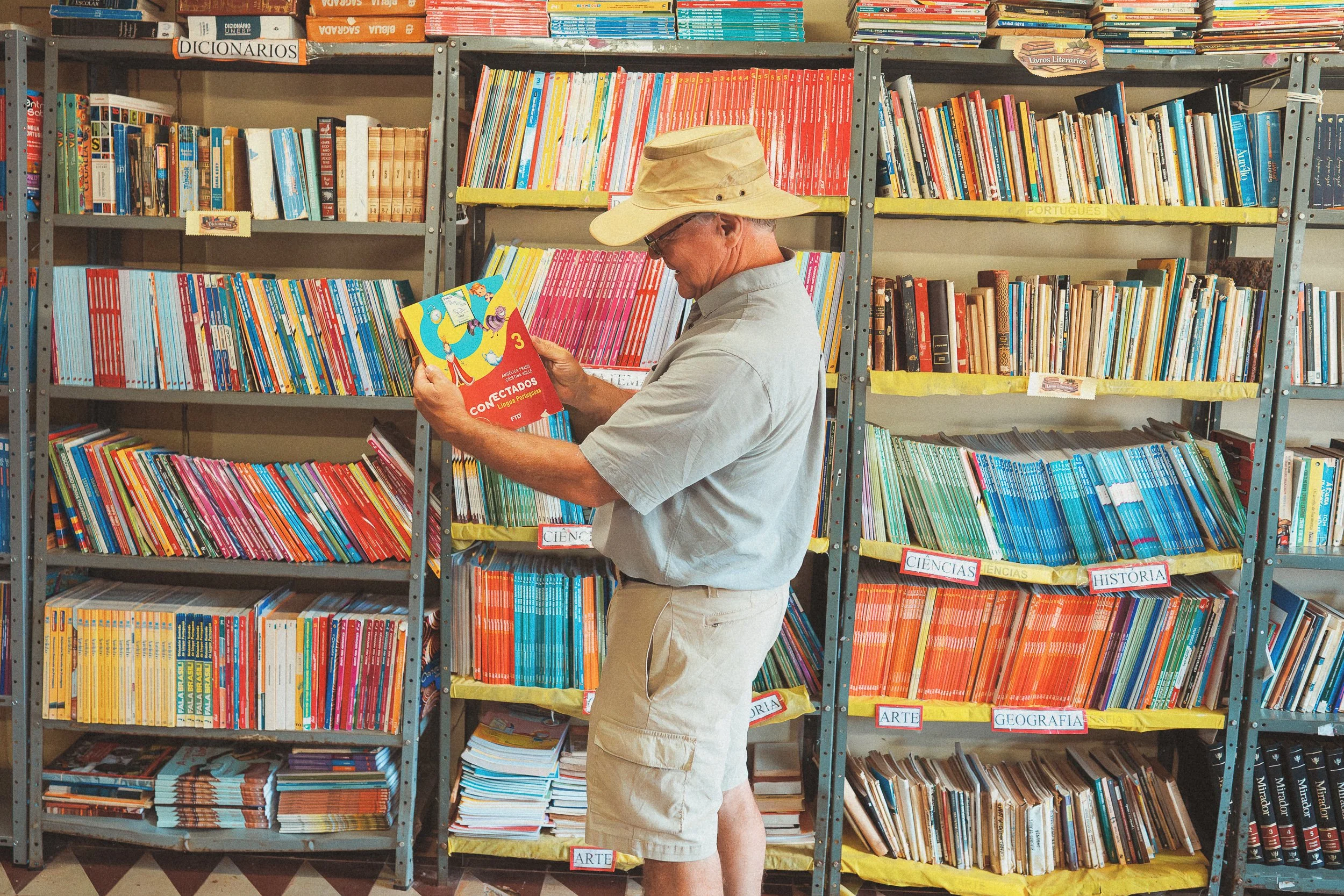 Greg at the school library in Conselheiro Mata, Serra do Espinhaço