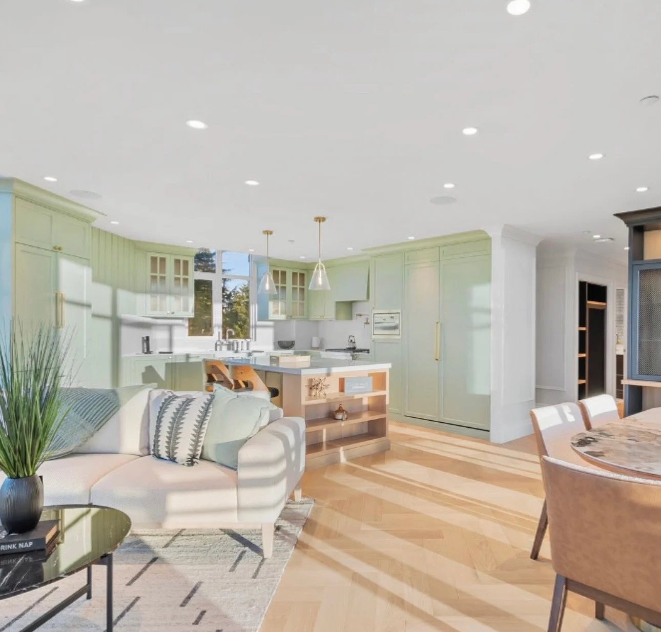 Bright and Spacious Living Room Decorating