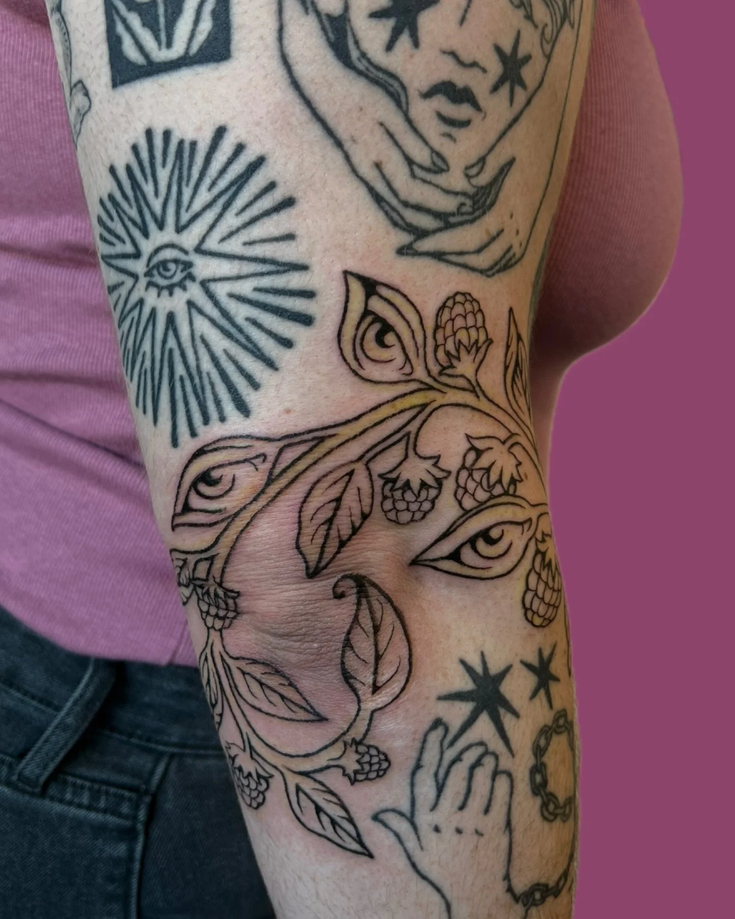 Freehand gap filler eye vine tattoo for cassidy 🌿👁️✨ i'm obsessed with how this patchwork sleeve is coming together! beyond honored to have done every tattoo on this arm over the last several years :')