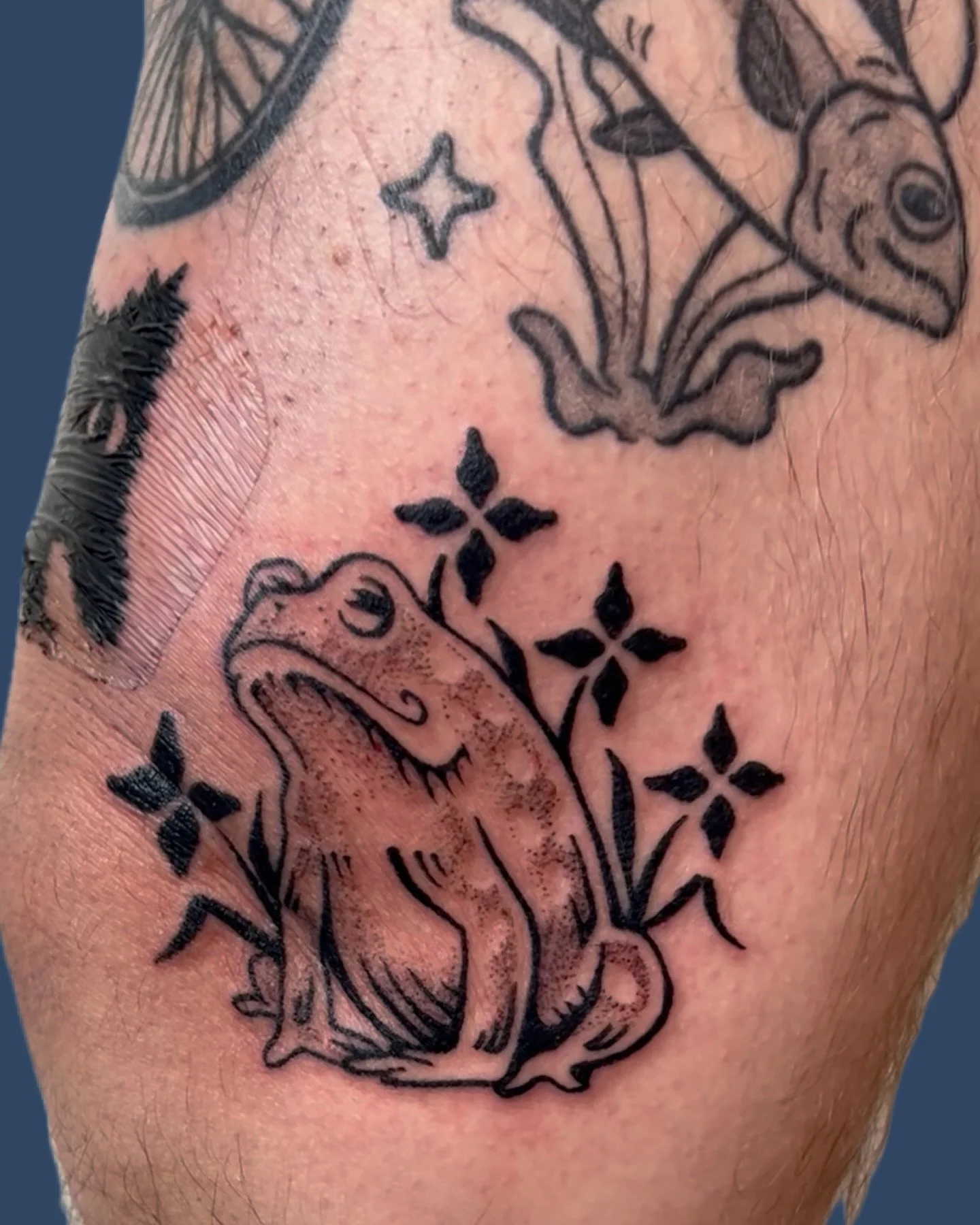 fresh frog tattoo for tim 🐸 in good company below a perfect @pokeapolis fish and beside an adorable brand new @tattertoot kitty :) thanks so much tim for collecting a tattoo from all four @patchworkmpls artists, and for all the delicious treats you'