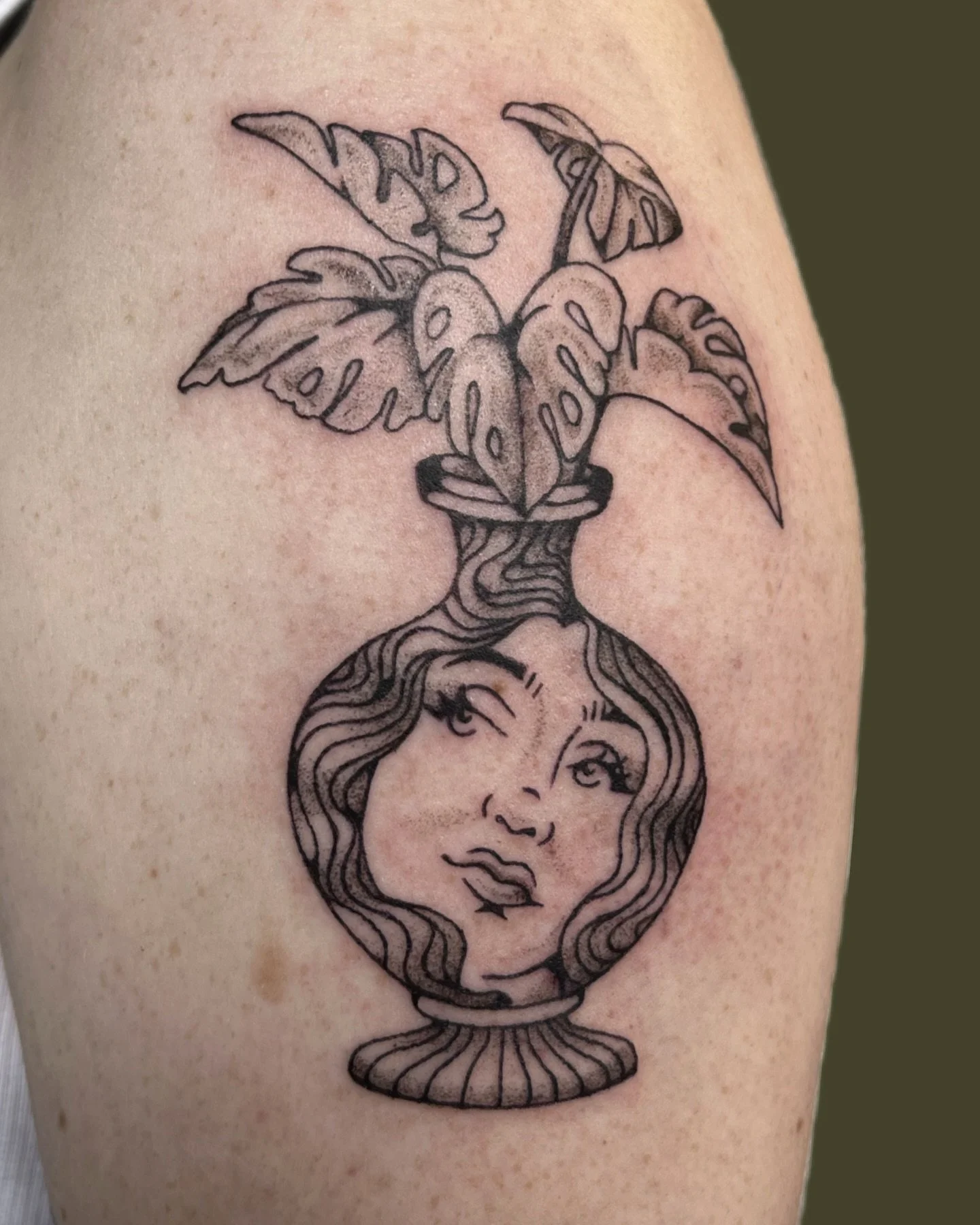 monstera mama thinking leafy green thoughts 💭🪴 tattooed for emily! thank you 💞