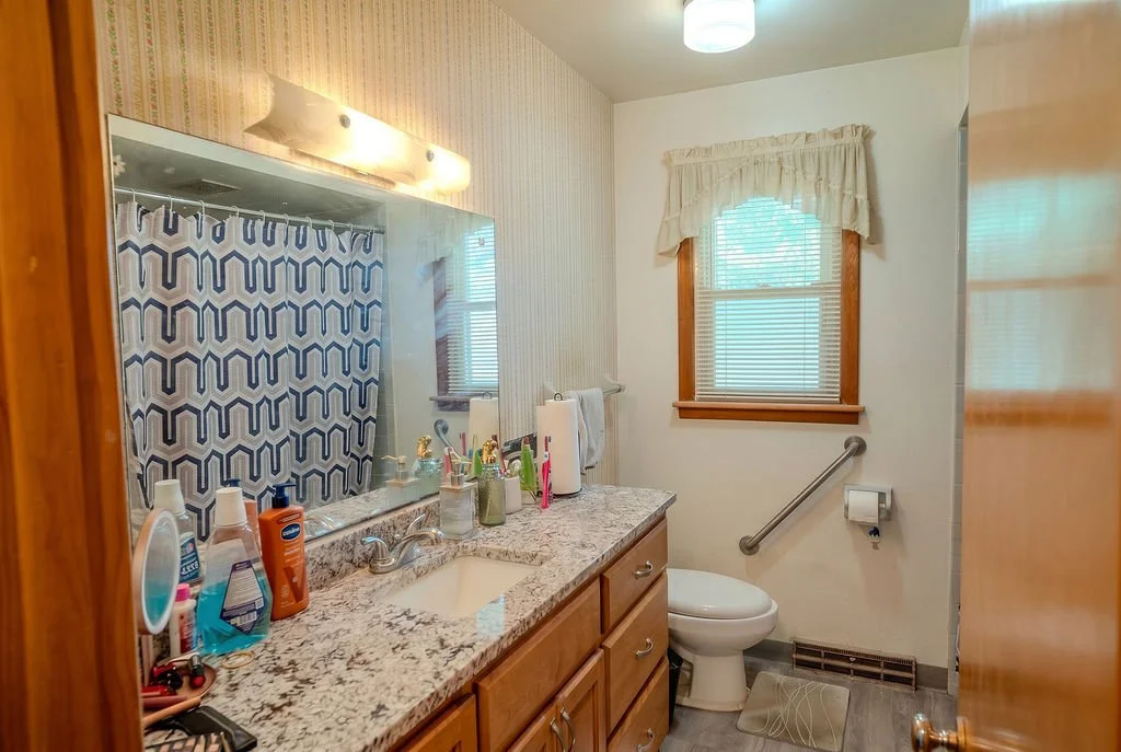 Firefly_Editittolooklikeprofessionalrealestatephotography.Keepfurnitureandroomdi682080.jpg