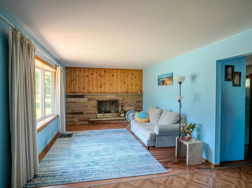 Firefly_GeminiFlash_Editittolooklikeprofessionalrealestatephotography.Keepfurnitureandroomdi182305.jpg
