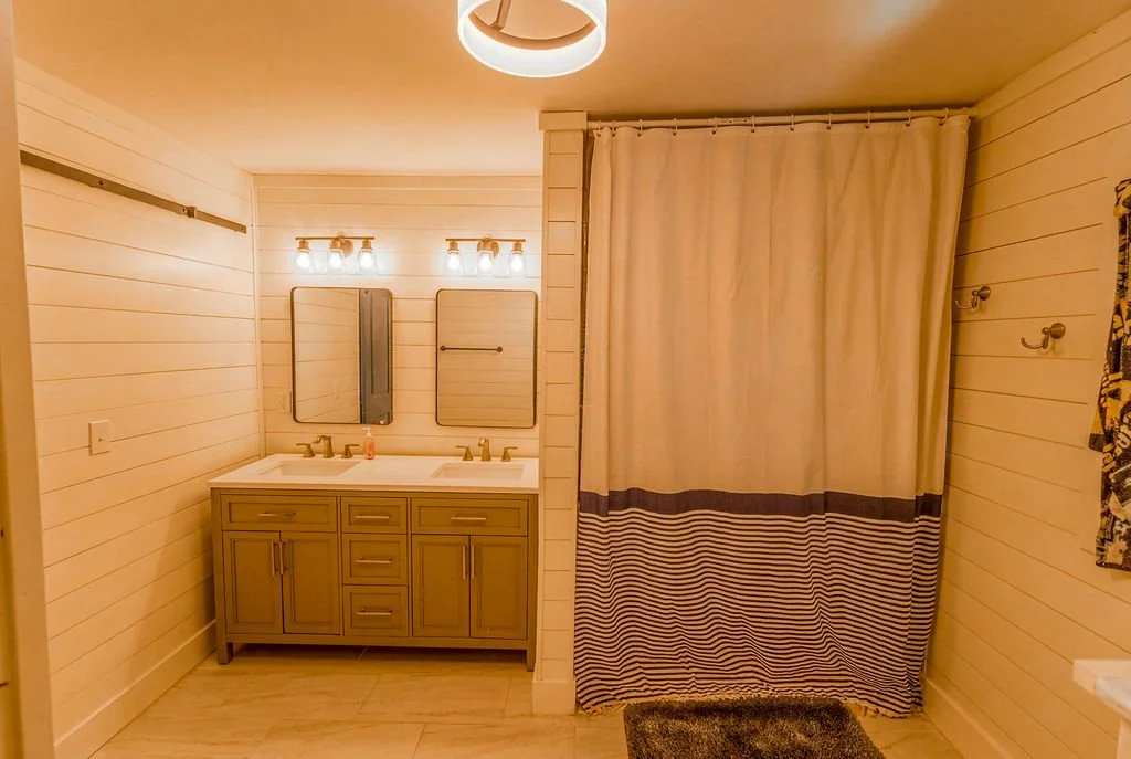 Firefly_GeminiFlash_removereflectionofcleanersbutleavethebartheyarehangingon224745.jpg