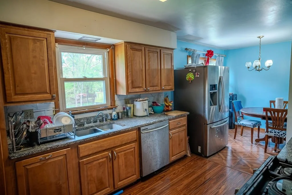 Firefly_GeminiFlash_Editittolooklikeprofessionalrealestatephotography.Keepfurnitureandroomdi157599.jpg