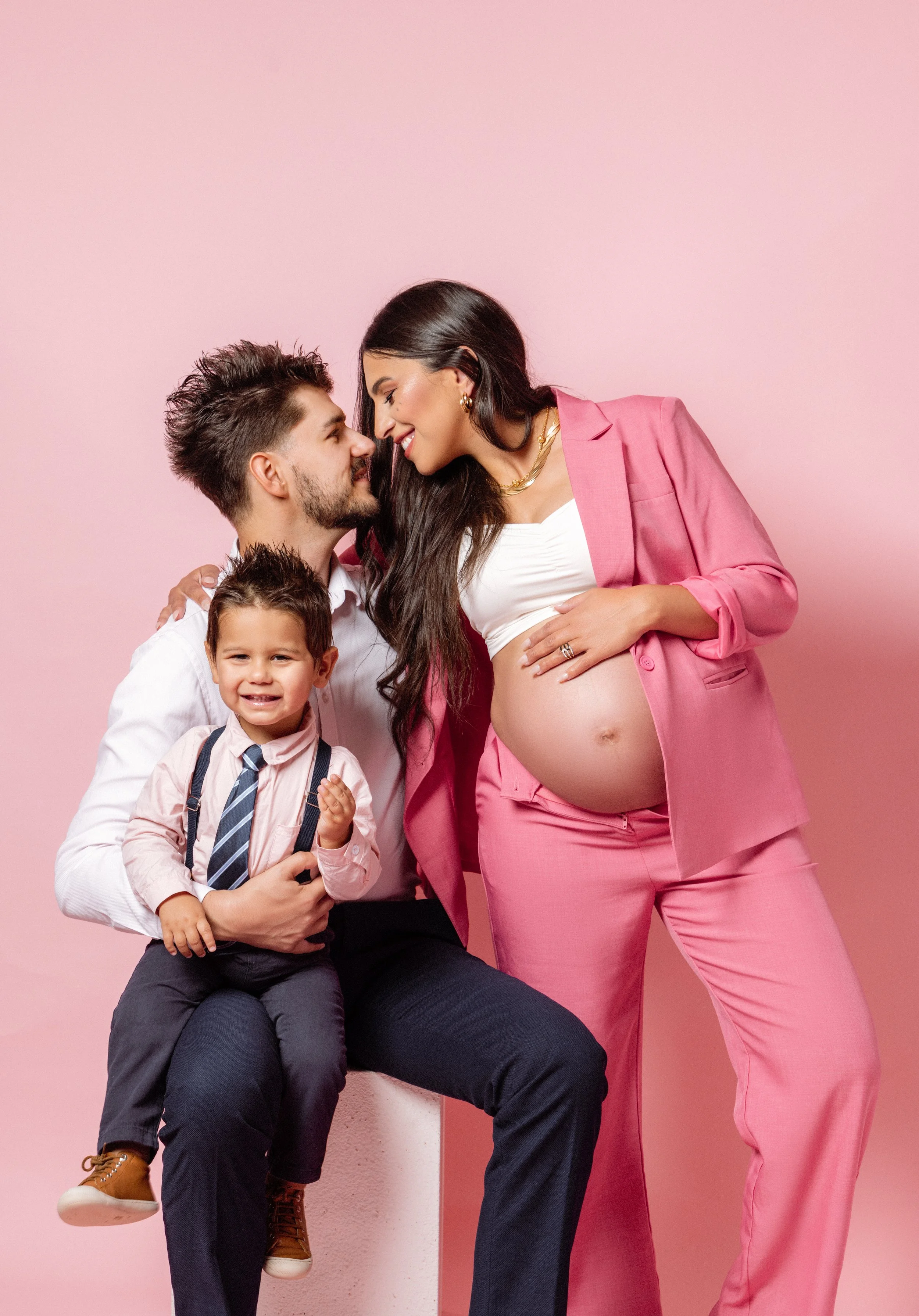 Dallas-dfw-mckinney-plano-allen-texas-fine-art-pregnancy-maternity-boudoir-studio-photographer-dress-styling-outfit-look-expecting-mom-to-be-28-weeks-pregnant-dallas-moms-studio-photography