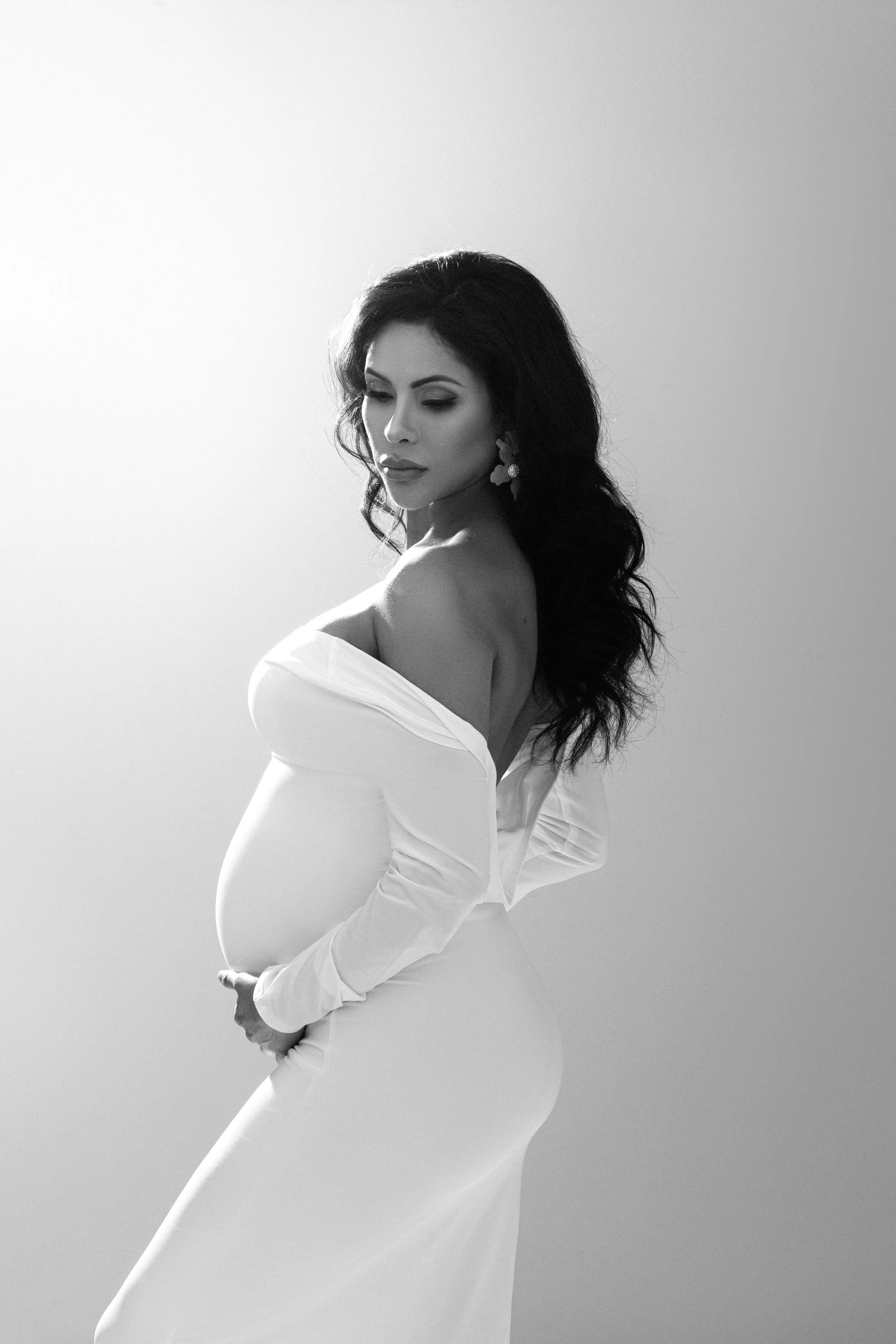 Dallas-dfw-mckinney-plano-allen-texas-fine-art-pregnancy-maternity-boudoir-studio-photographer-dress-styling-outfit-look-expecting-mom-to-be-28-weeks-pregnant-dallas-moms-studio-photography