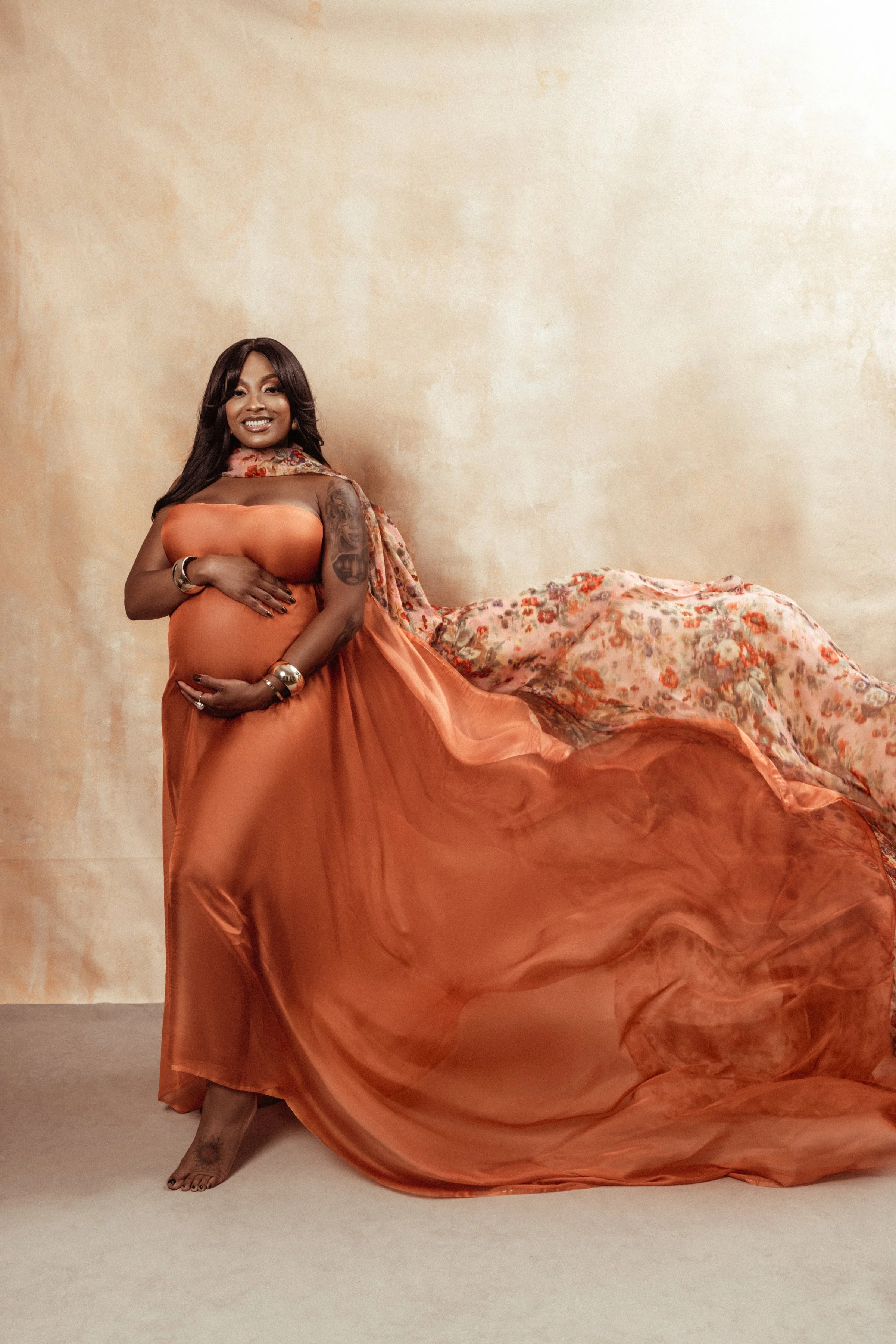 Dallas-dfw-mckinney-plano-allen-texas-fine-art-pregnancy-maternity-boudoir-studio-photographer-dress-styling-outfit-look-expecting-mom-to-be-28-weeks-pregnant-dallas-moms-studio-photography
