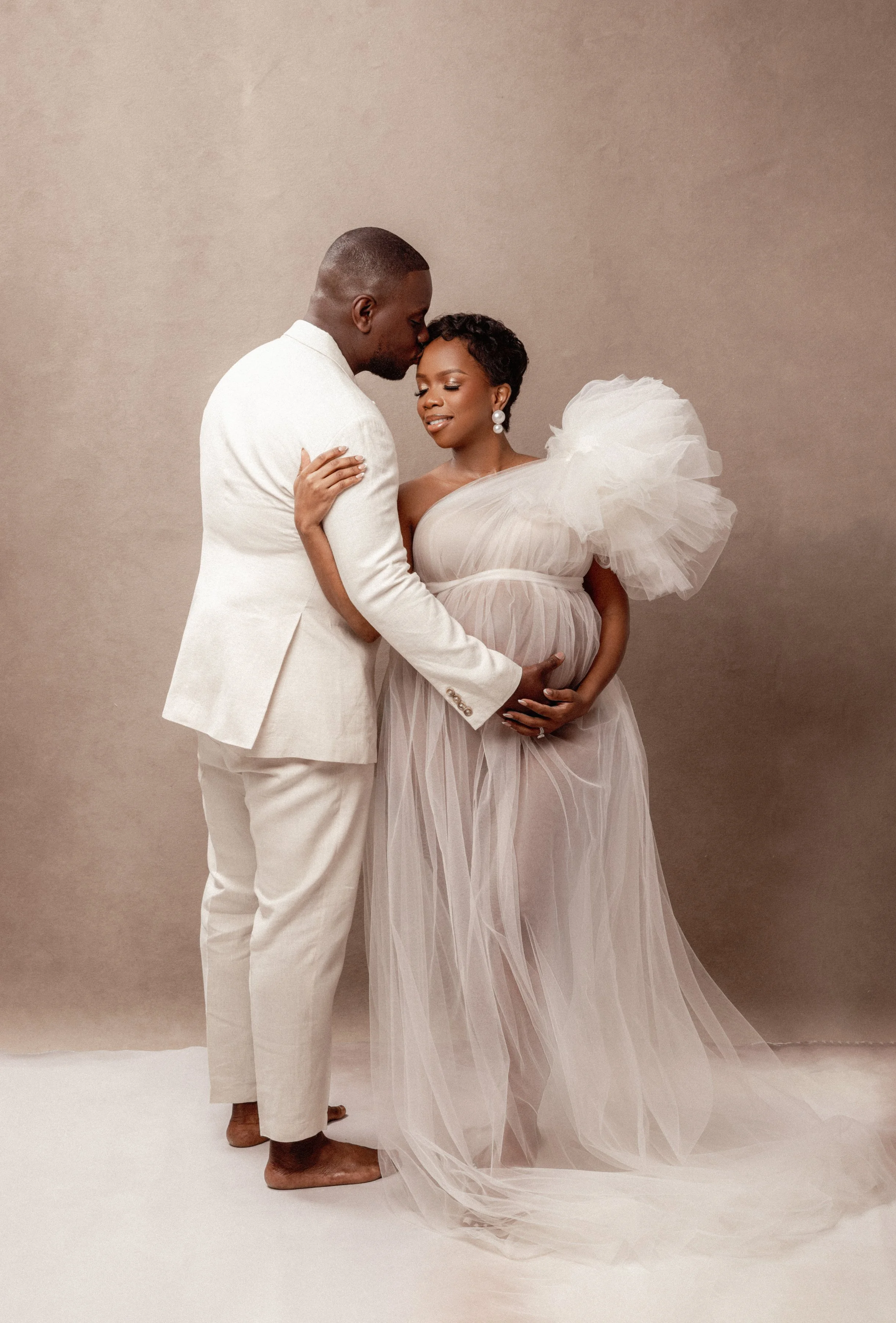 Dallas-dfw-mckinney-plano-allen-texas-fine-art-pregnancy-maternity-boudoir-studio-photographer-dress-styling-outfit-look-expecting-mom-to-be-28-weeks-pregnant-dallas-moms-studio-photography