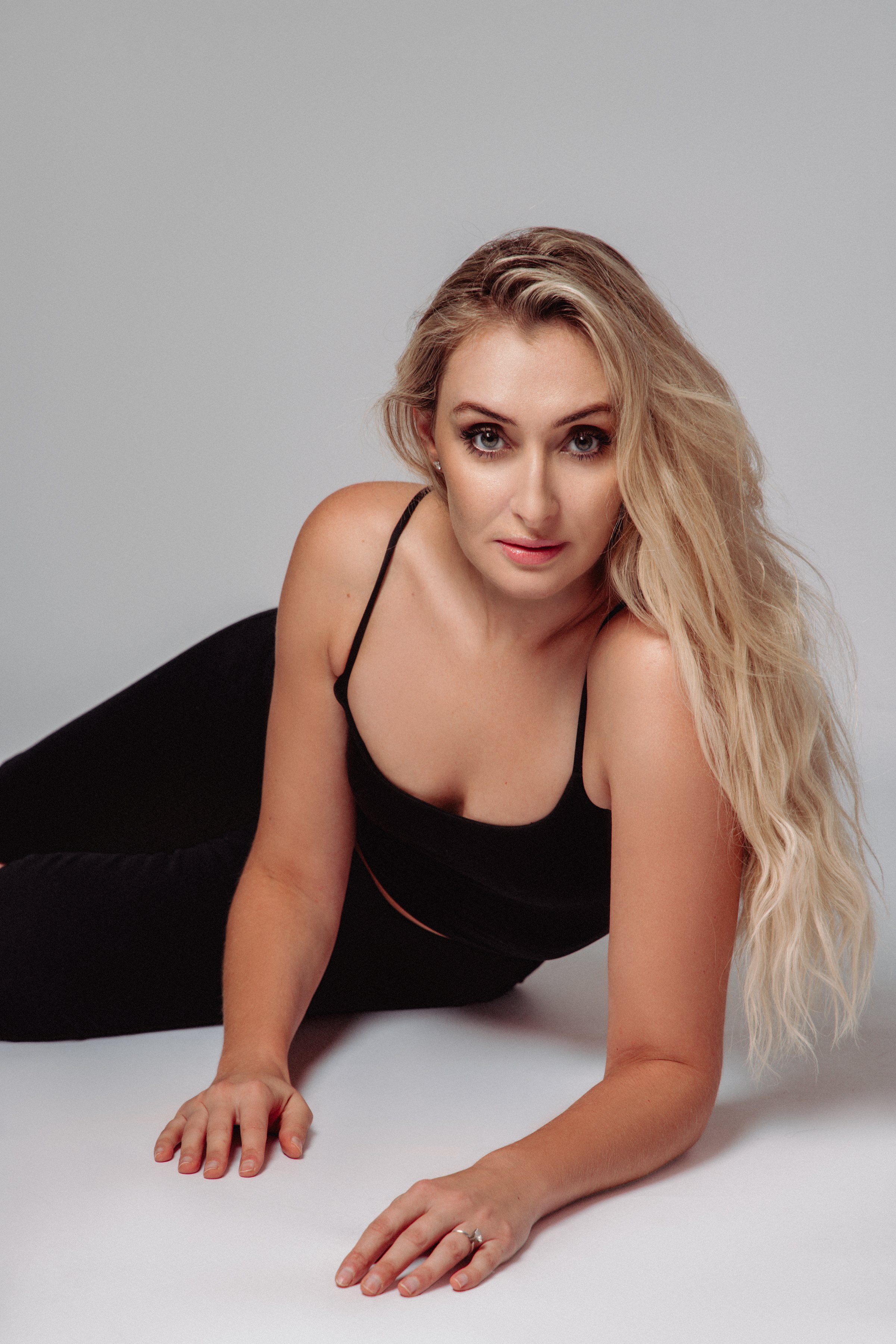 Women—Portraits—Boudoir—Birthday—Beauty—Studio—Portraits—Dallas—DFW—McKinney—Plano—Allen—Frisco—Texas—Fine—Art—Luxury—Women—Portraits—Editorial—Portraits—Feminine—Elegance—Timeless—Beauty—Confidence—Empowerment—Glamour—High—End—Studio—Photography—Fas