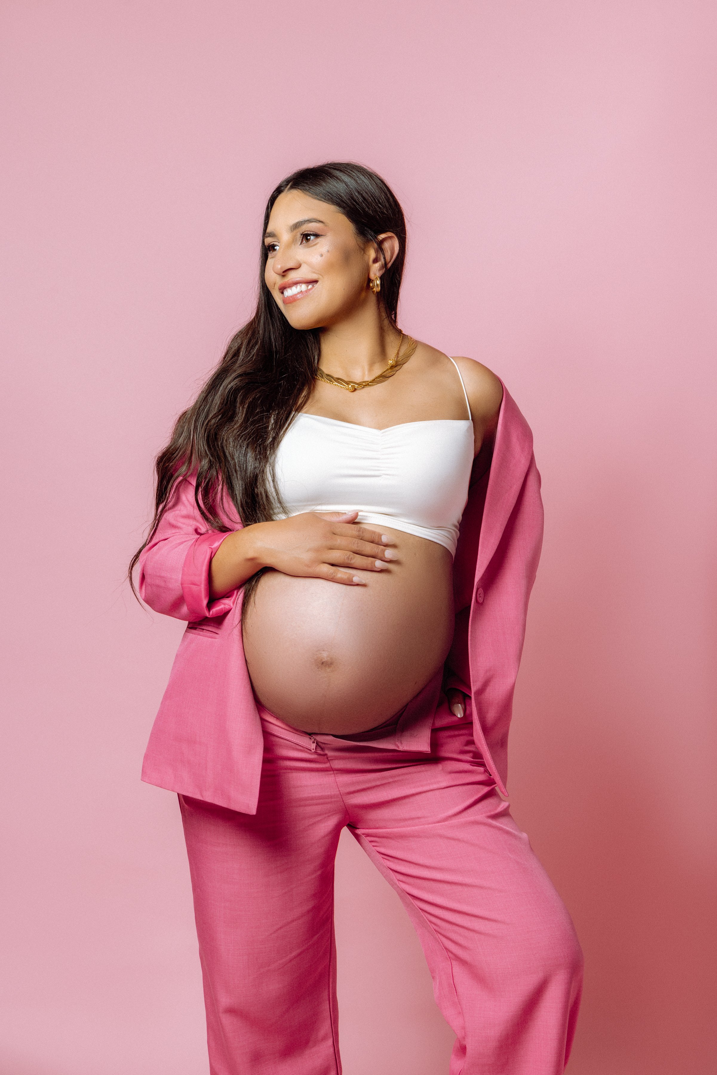 Dallas-dfw-mckinney-plano-allen-texas-fine-art-pregnancy-maternity-boudoir-studio-photographer-dress-styling-outfit-look-expecting-mom-to-be-28-weeks-pregnant-dallas-moms-studio-photography