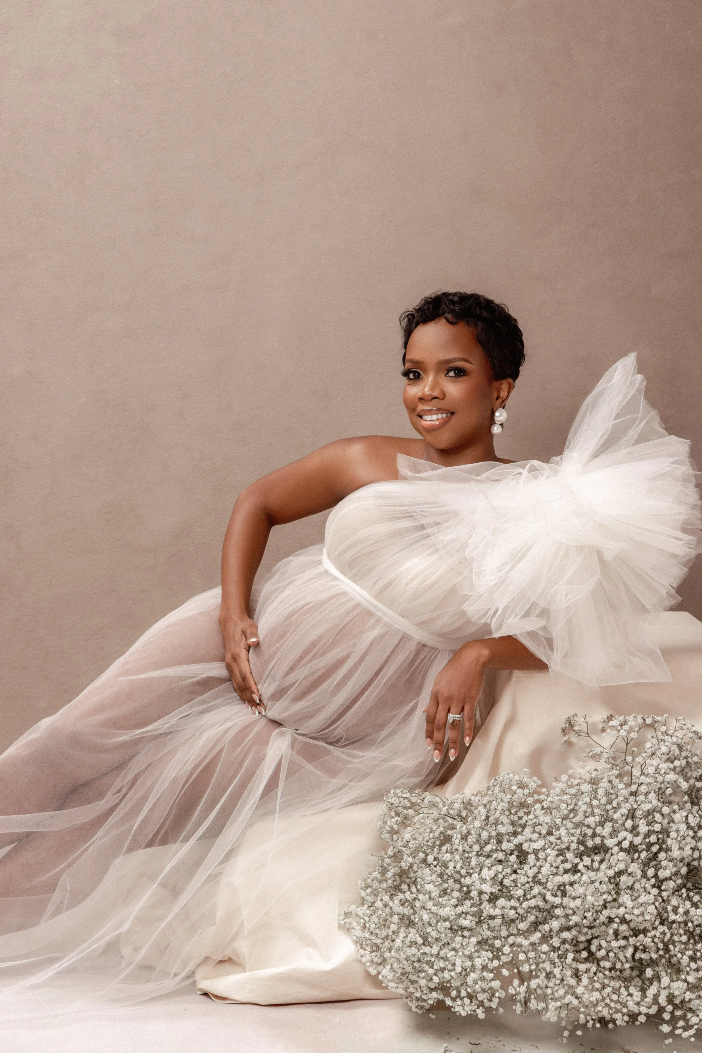 Dallas-dfw-mckinney-plano-allen-texas-fine-art-pregnancy-maternity-boudoir-studio-photographer-dress-styling-outfit-look-expecting-mom-to-be-28-weeks-pregnant-dallas-moms-studio-photography