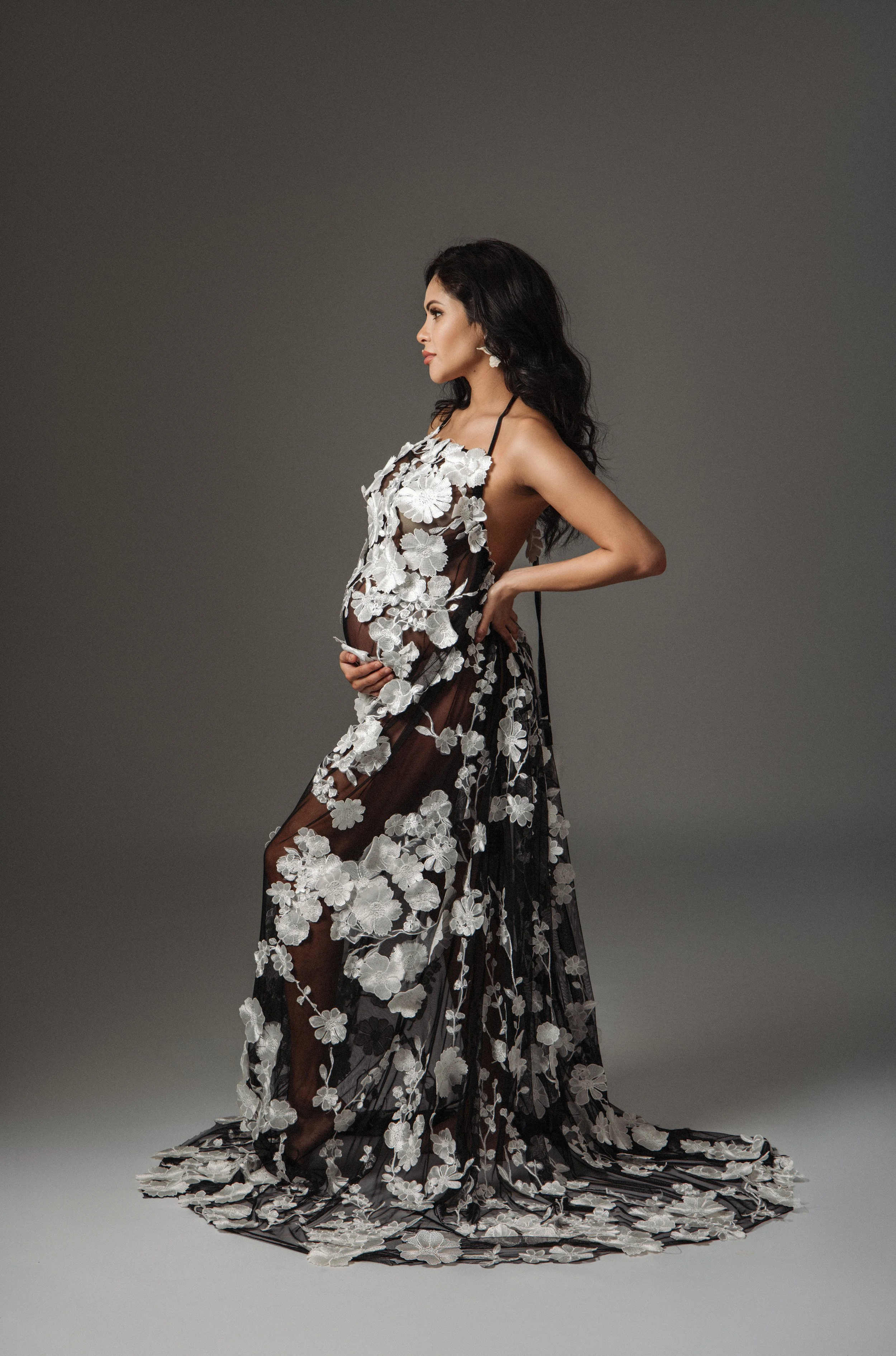 Dallas-dfw-mckinney-plano-allen-texas-fine-art-pregnancy-maternity-boudoir-studio-photographer-dress-styling-outfit-look-expecting-mom-to-be-28-weeks-pregnant-dallas-moms-studio-photography