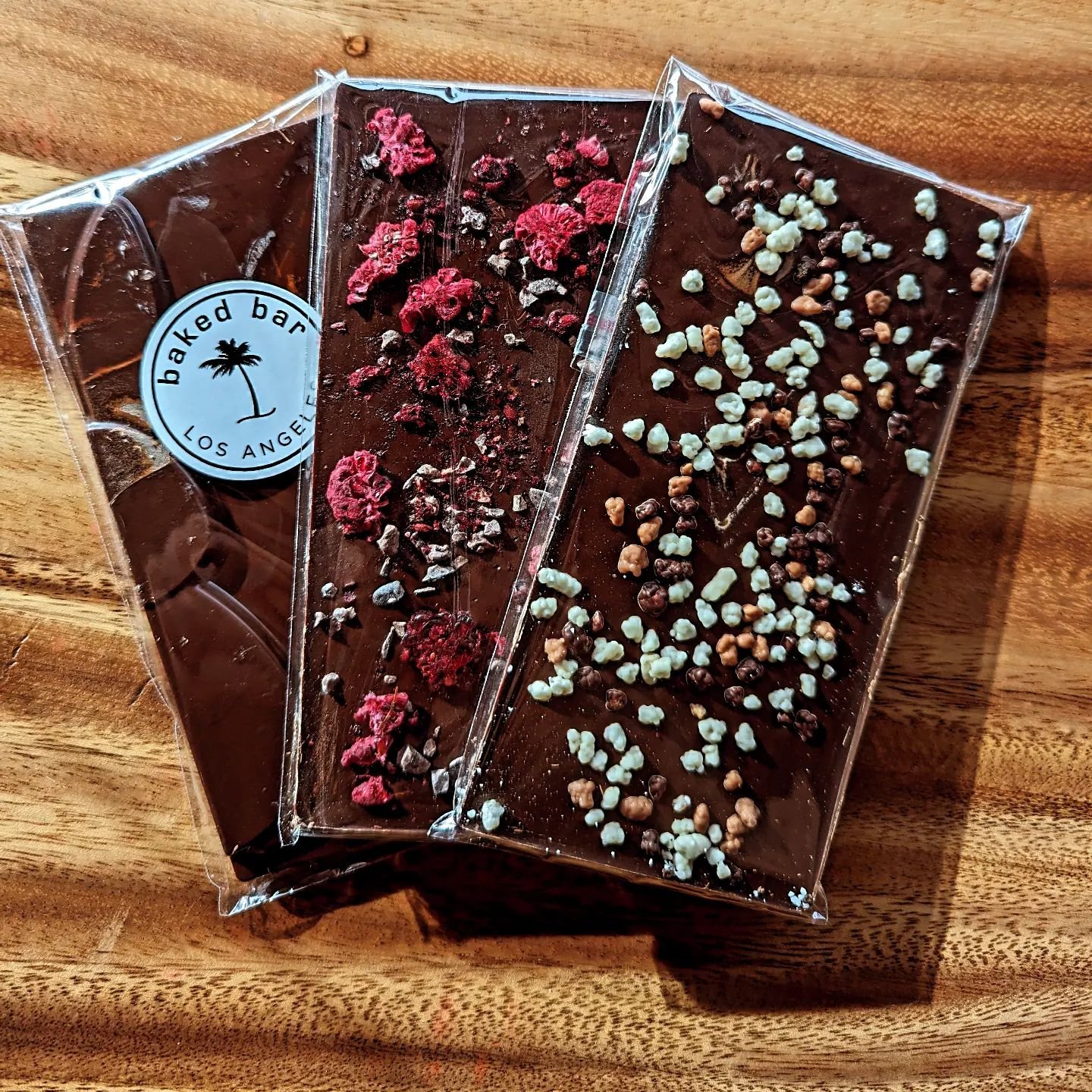 Mini chocolate bars 🍫 🌴 
Dark chocolate
Or mixed berries
Flavors for everyone 
.
.
.
.
.
