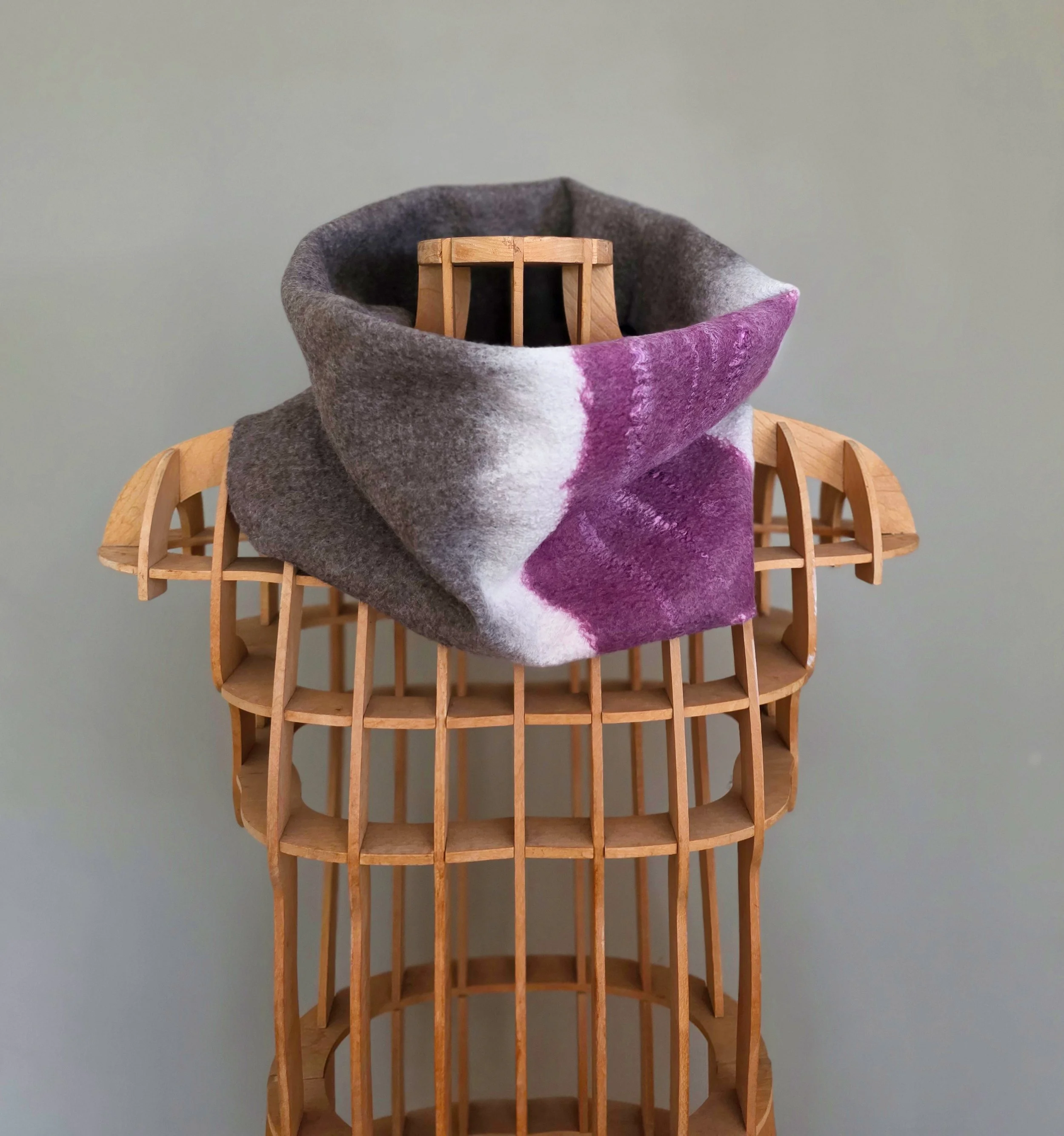 Felt neck warmer (cochineal)
