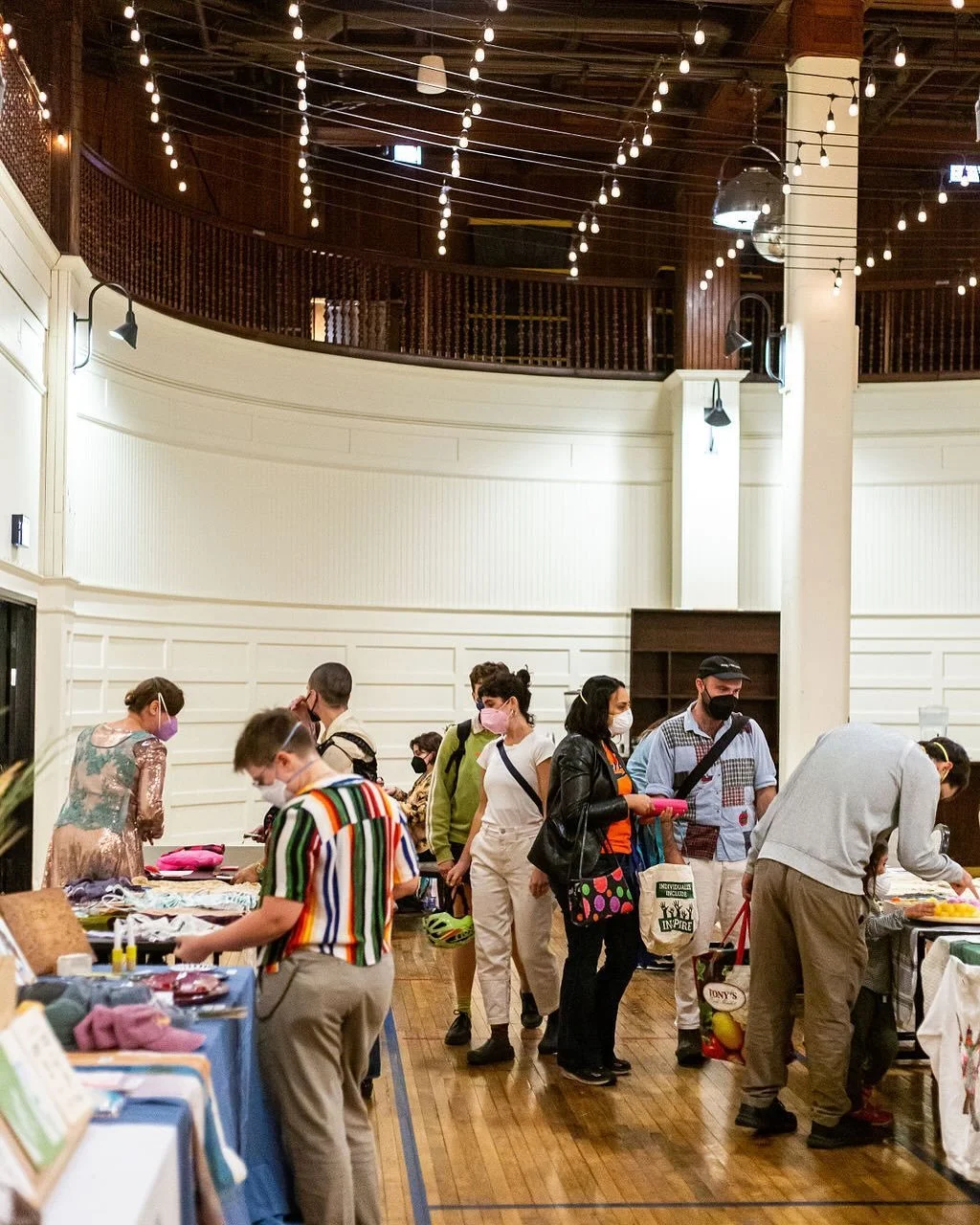 ✨ Highlighting our musicians and more of our vendors from the High Holy Day pop up Judaica market last month ✨ 
@pushcartjudaica 
@chicagoathletichotel 
🎶: @upshtatzingerai 
📸: @carterwrightphoto
🎨🧶🕯️✂️🌿:
@mendel.idas.art 
@barbieboycrafts 
@