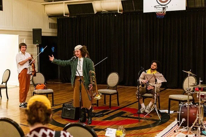 A little more joy for everyone before settling in to Shabbat ❤️
@pushcartjudaica 
@chicagoathletichotel 
🎶: @upshtatzingerai 
📸: @carterwrightphoto
🎨🧶🕯️✂️🌿🎵:
@mendel.idas.art 
@barbieboycrafts 
@double_cradle 
@h0ly_g0lem 
@ultraviolet.giant