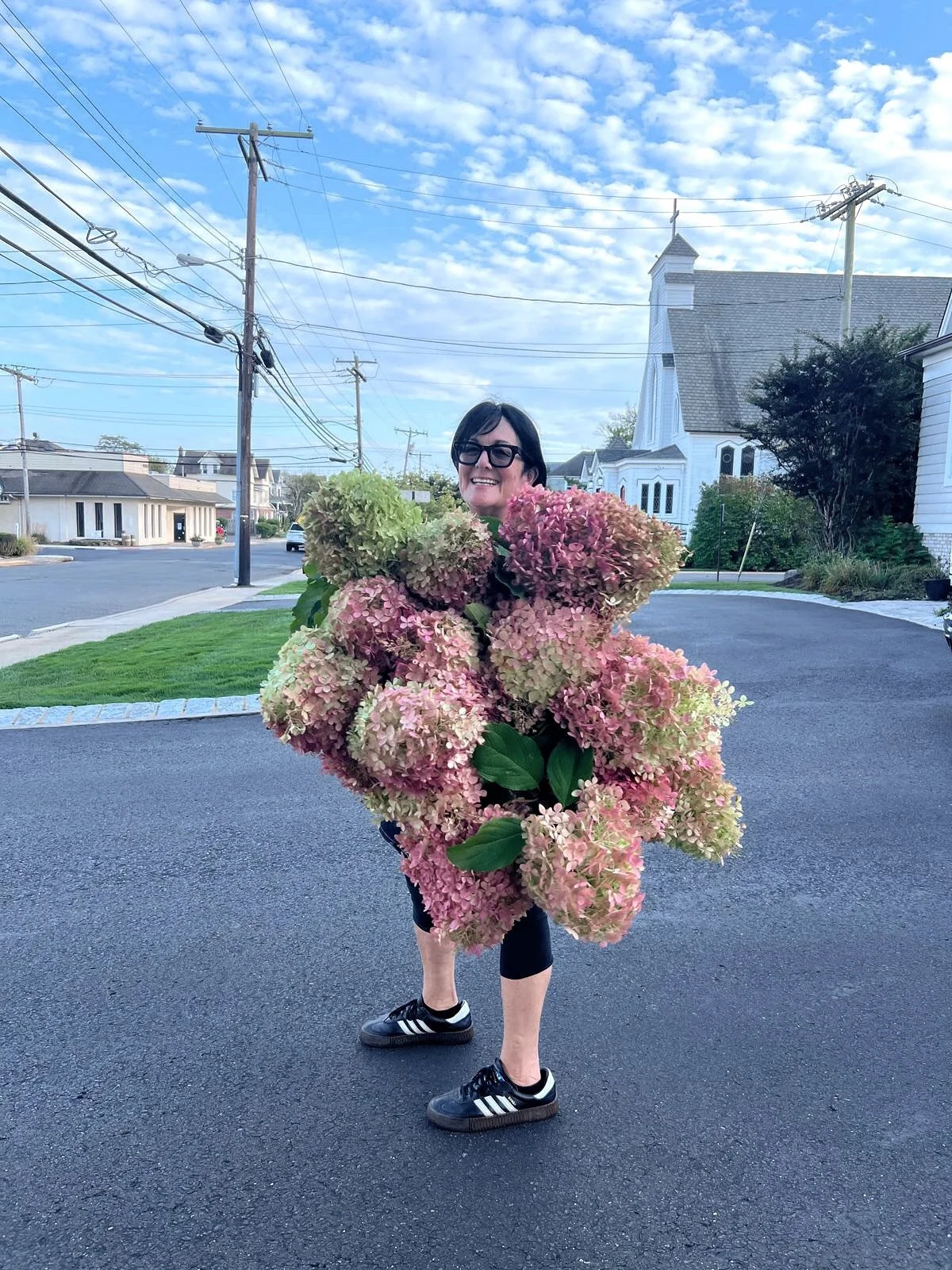 We have the best neighbors!! In love with these beautifully grown hydrangeas💐