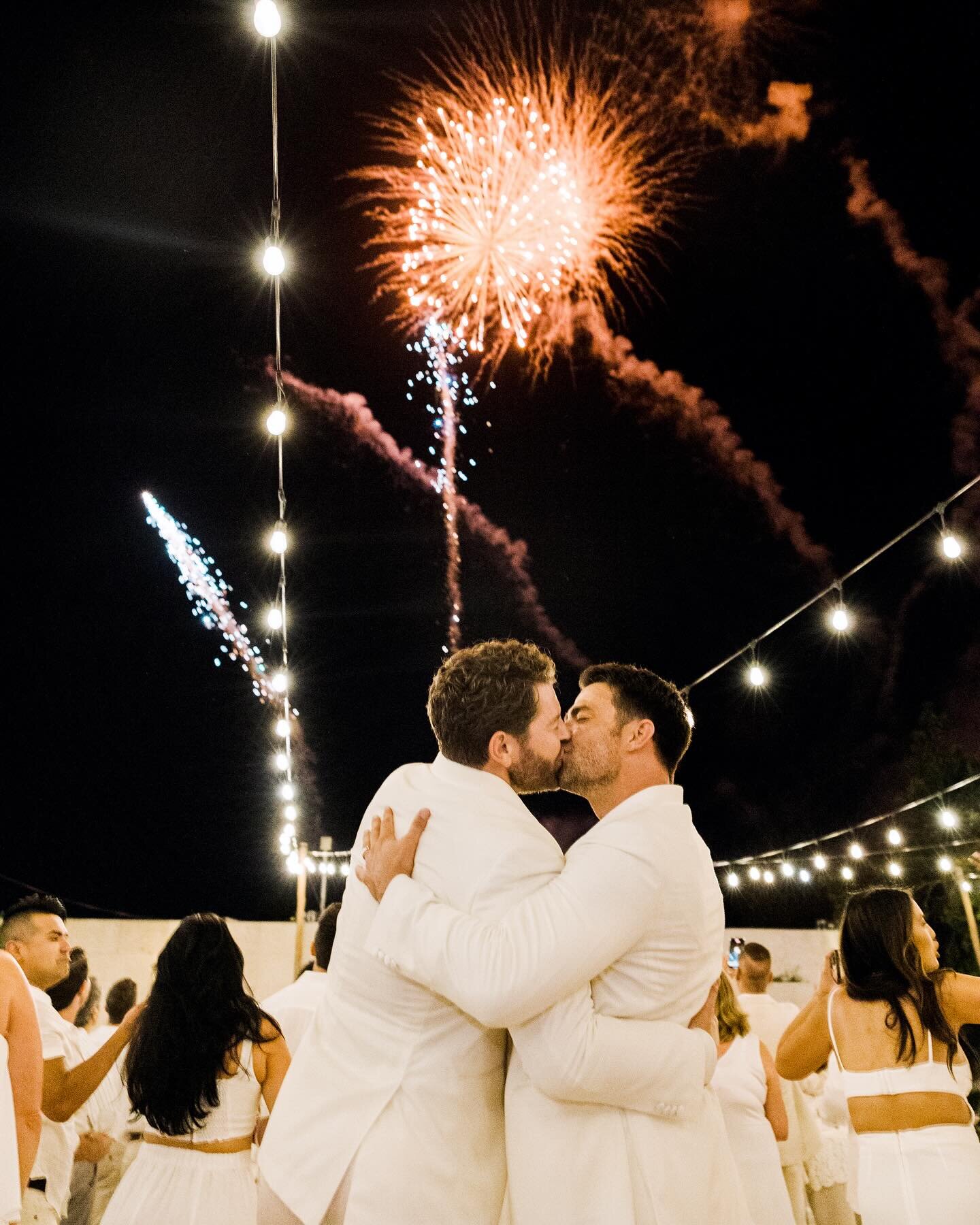 The party afterwards was a celebration like no other! A live performance by the incredible @jackiecoxnyc, a surprise fireworks show, and an epic dance-off! One of our favorite details was the formation of the tables into a single circle&mdash;an embl