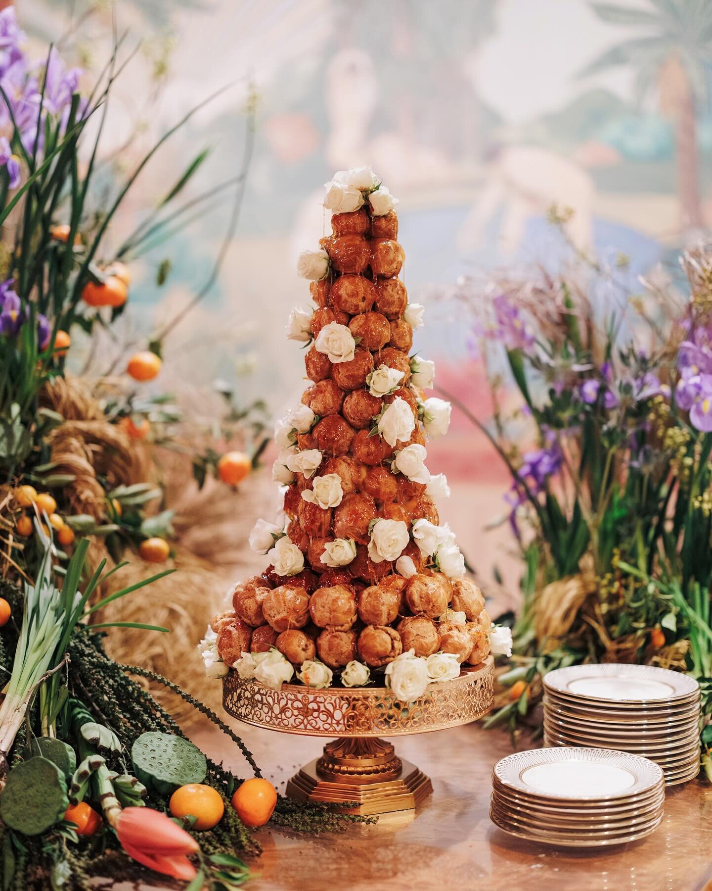 A &ldquo;meadow in the sky&rdquo; is how planner Jennifer Donaldson of @willowandbloomevents described Jordan and Hunter&rsquo;s magical, whimsical wedding. A mix of turn-of-the-century art nouveau romance, wild and inspired botanicals by @jeanpascal