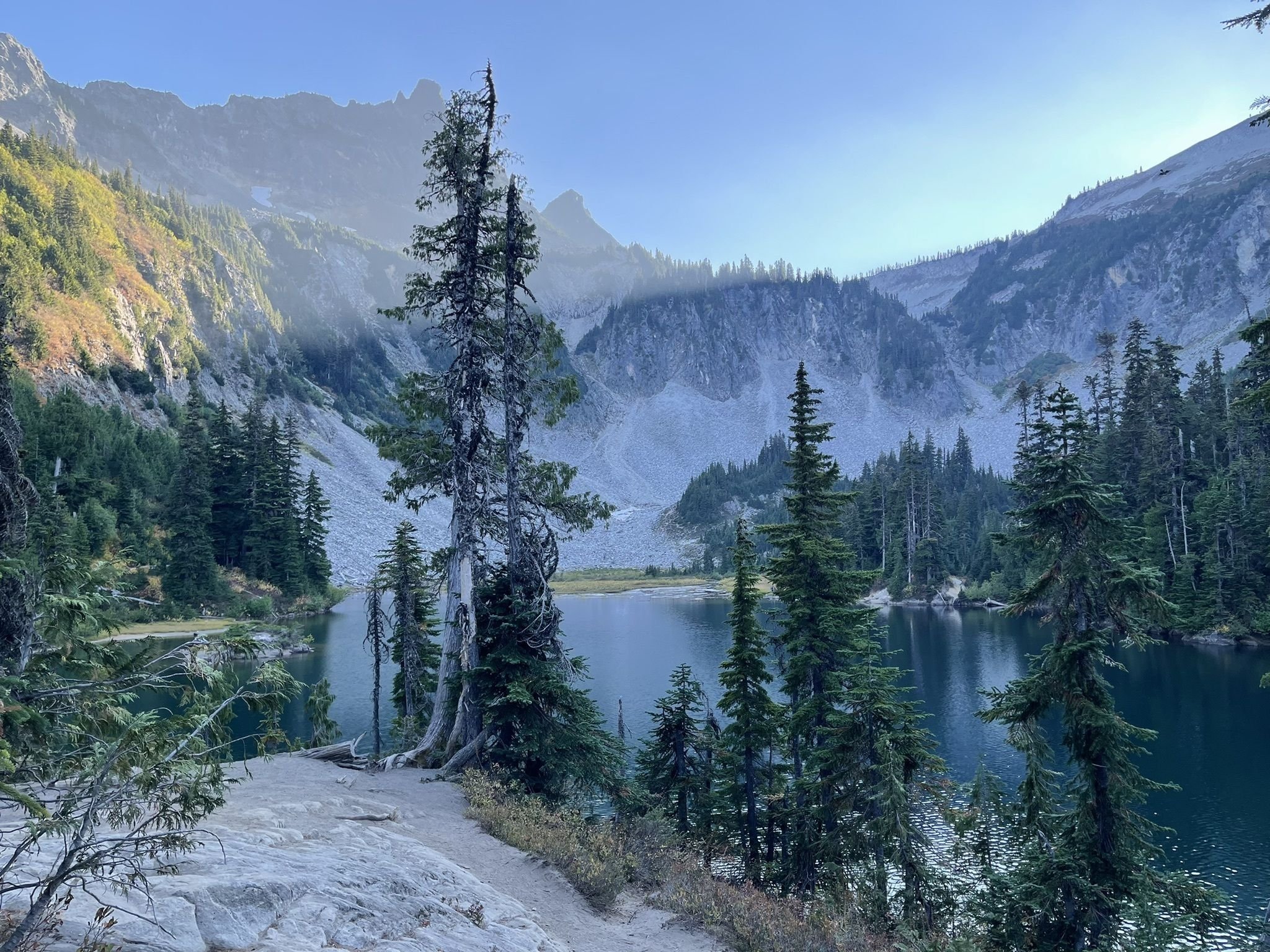   Snow Lakes Hiking Trail in Mt Rainier  