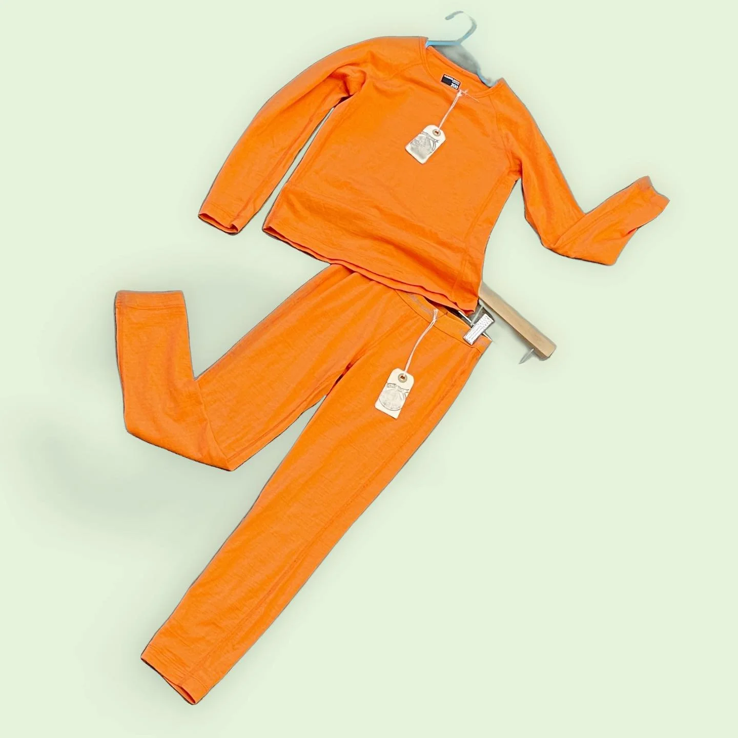 🚨Rare Find Alert🚨
Youth wool baselayers! Icebreaker Merino 200 longsleeve and pants. 

MSRP: 👕$60 👖$60
CC: $24 each
Size: 8