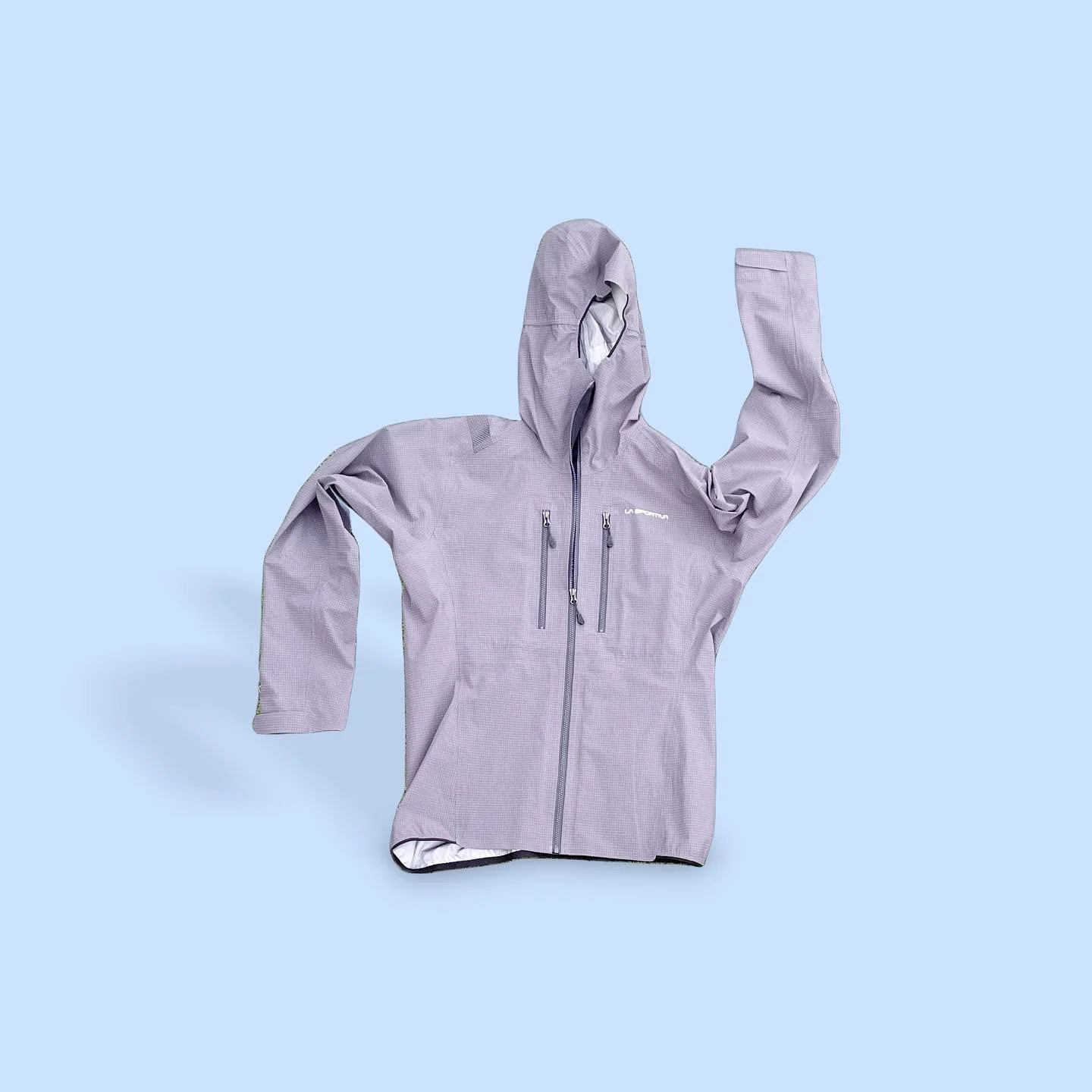 Gear up for the incoming rain with this dope La Sportiva Shell! 

La Sportiva Helixir Shell Jacket 
Size: Medium
MSRP: $279
CC: $99