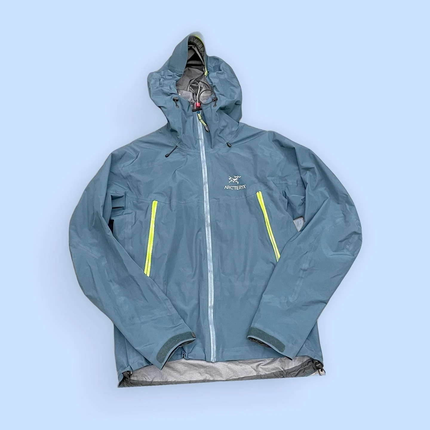 Putting the drip in waterproof 💪💧

Arc&rsquo;Teryx Beta LT Shell Jacket 

MSRP:$500 CC:$198

Size: L