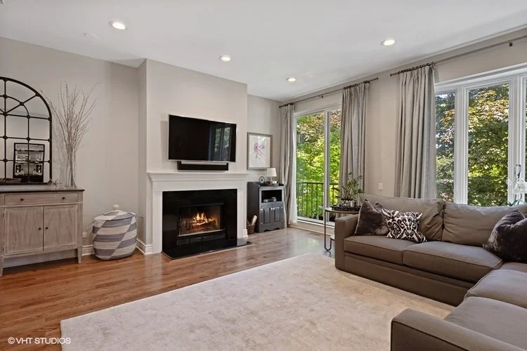 SOLD - EXPANSIVE 4 BED 3 BATH LINCOLN PARK TOWN HOME