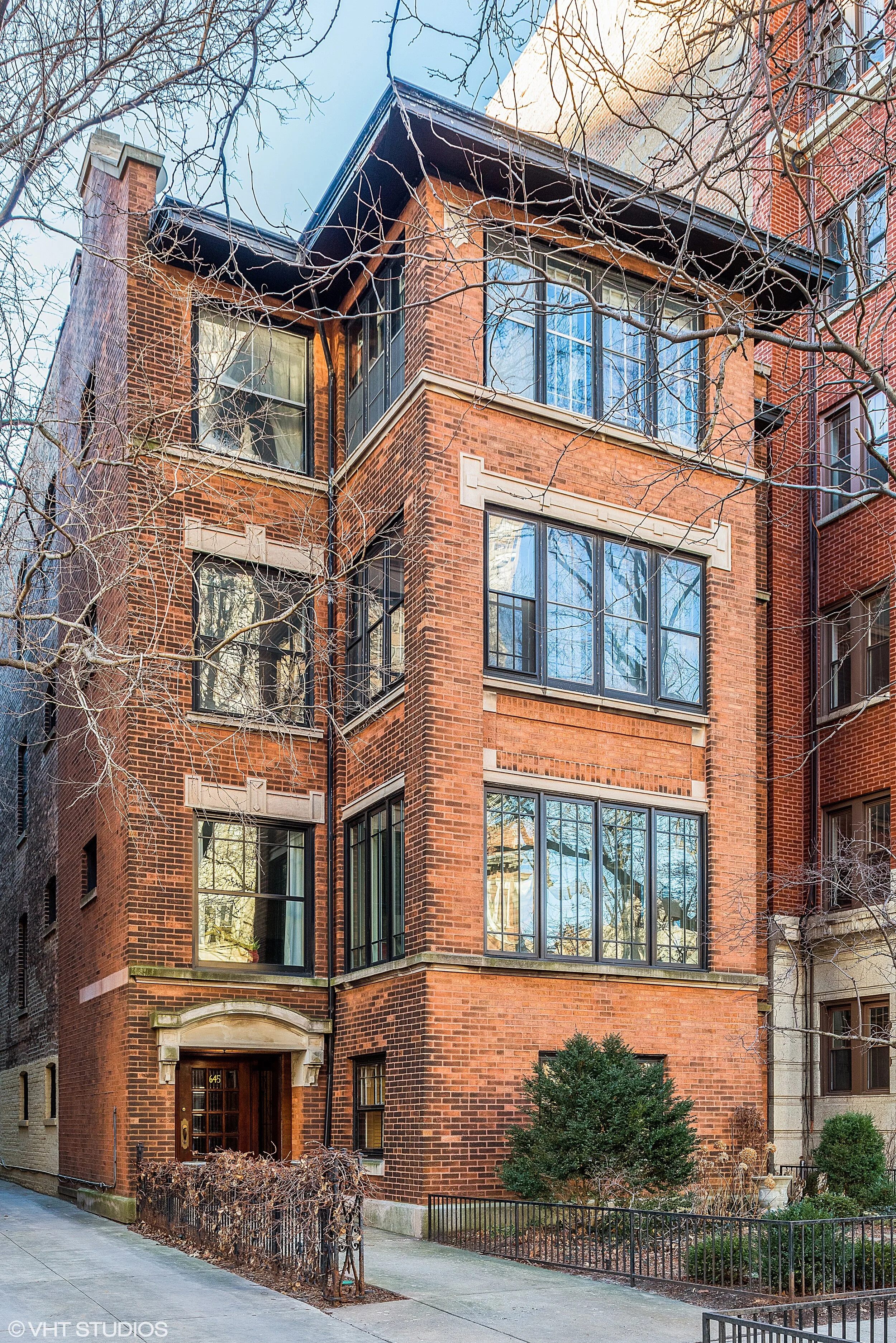 SOLD - LAKEVIEW VINTAGE CONDO (2400 SQUARE FEET ON ONE FLOOR)