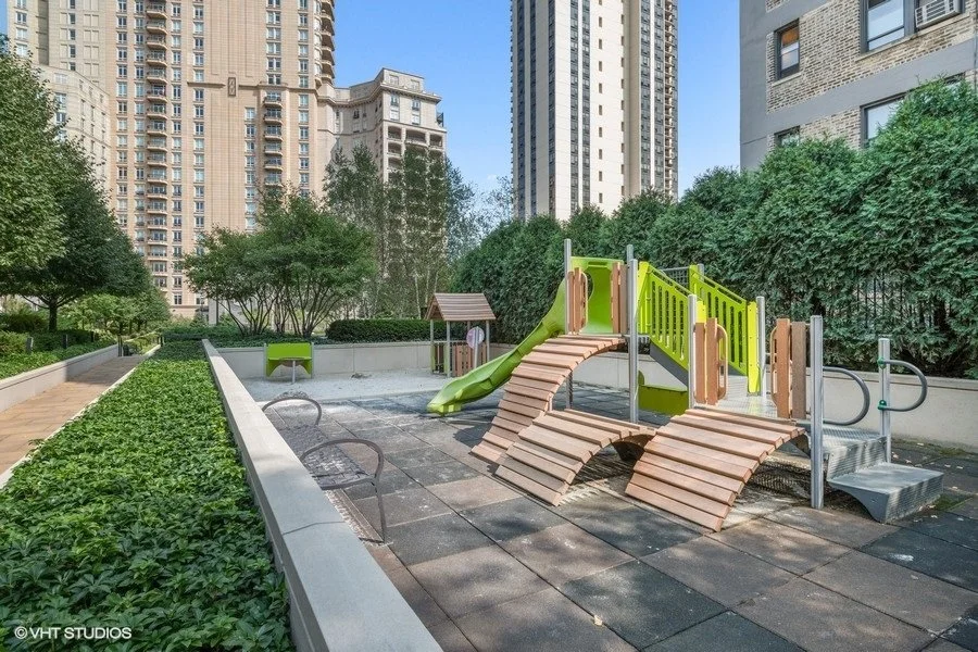 47_2550NorthLakeviewAve_N1701_2027_Playground_LowRes.jpg
