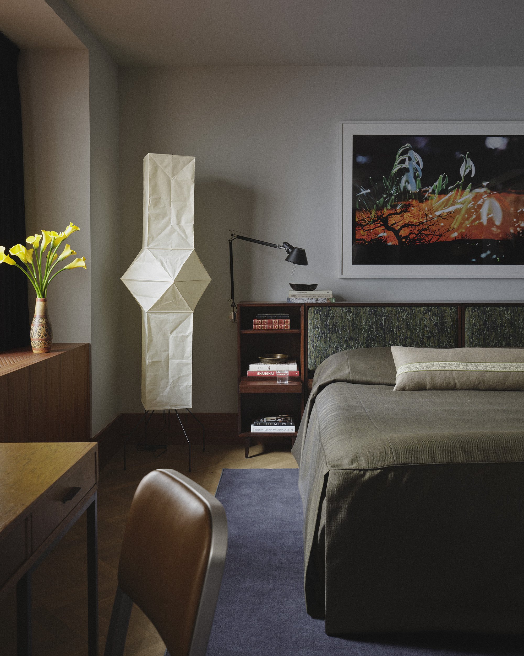 A bedroom in the Rockefeller Apartments with a Noguchi Akari lamp