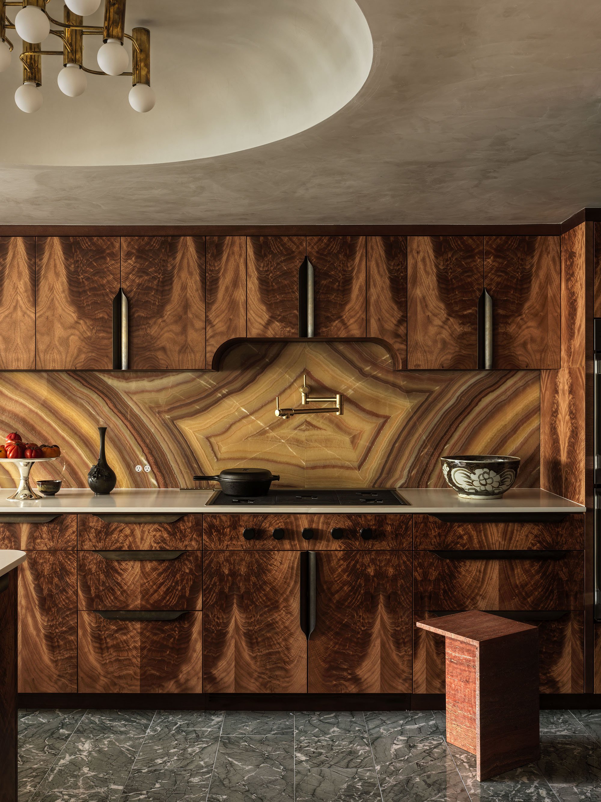 A kitchen in the Watergate with Okuome cabinets and an onyx backsplash